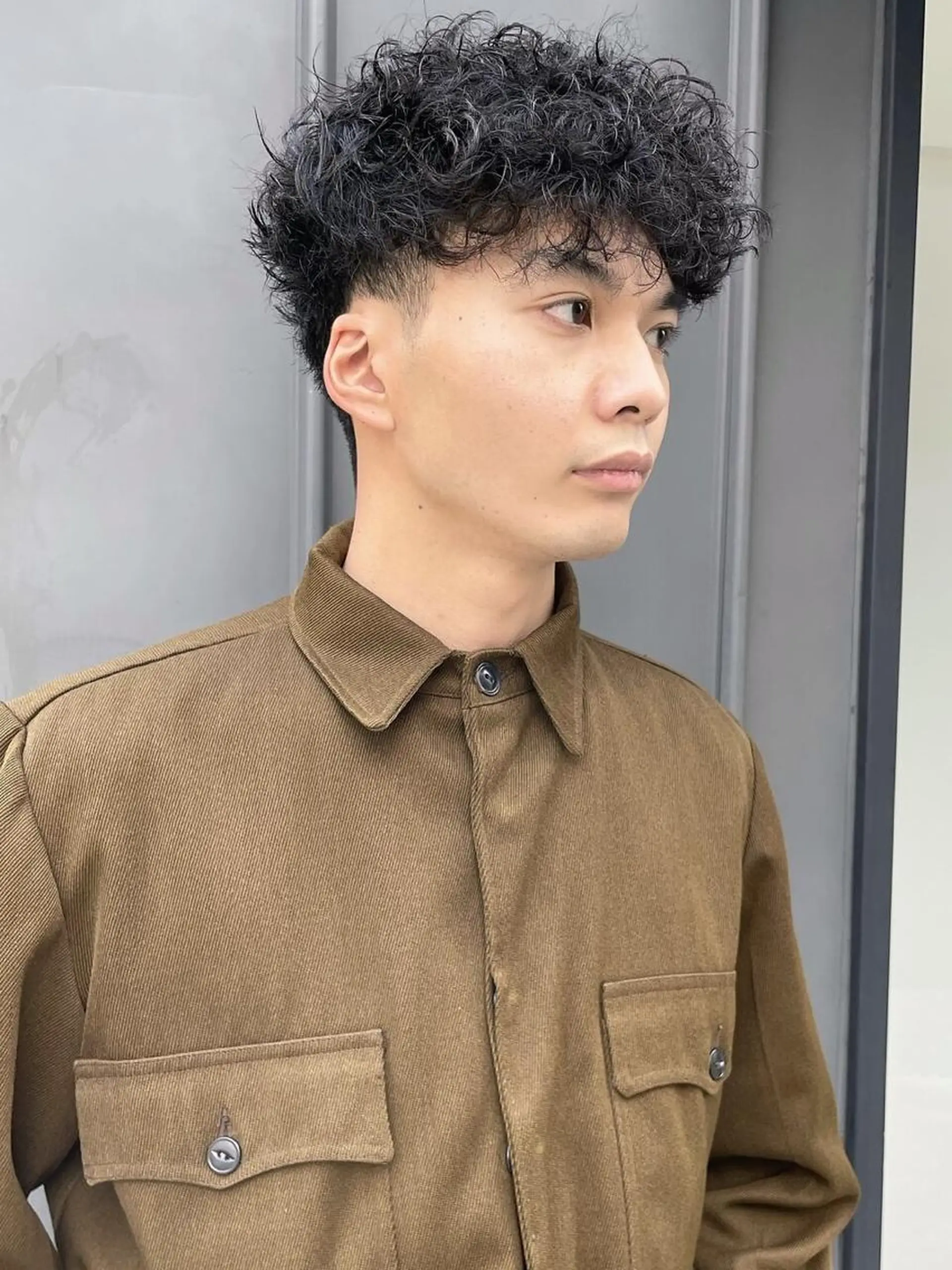 ショート カラー パーマ ヘアアレンジ メンズ メンズバレイヤージュ メンズブリーチ センターパート フェードカット メンズハイライト パーマ トリートメント ハイトーン/レイヤー 🌸さくらのヘアスタイル