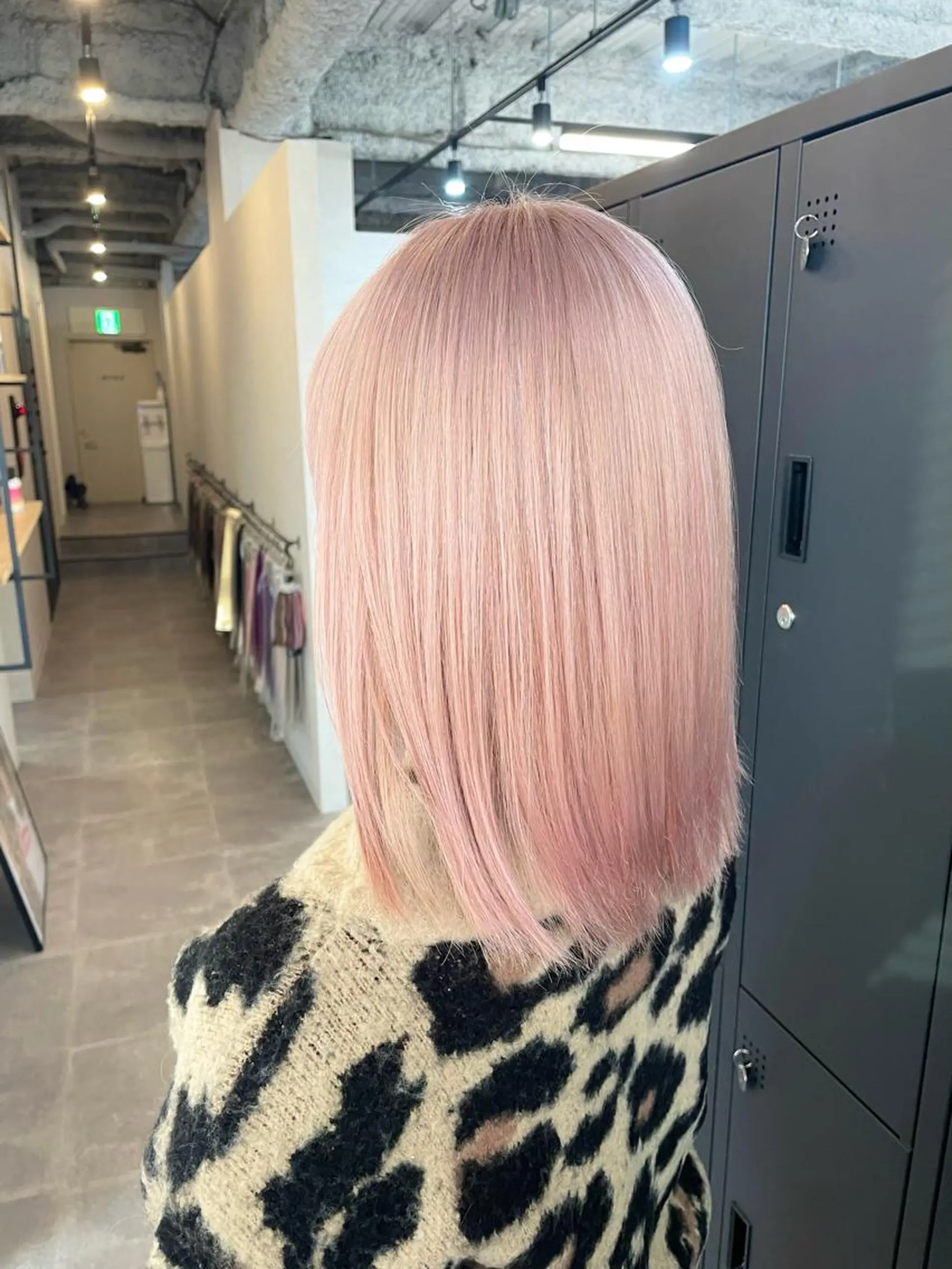 ミディアム シールエクステ エクステ ハイライト レイヤーカット シール、 ハネエクステのヘアスタイル