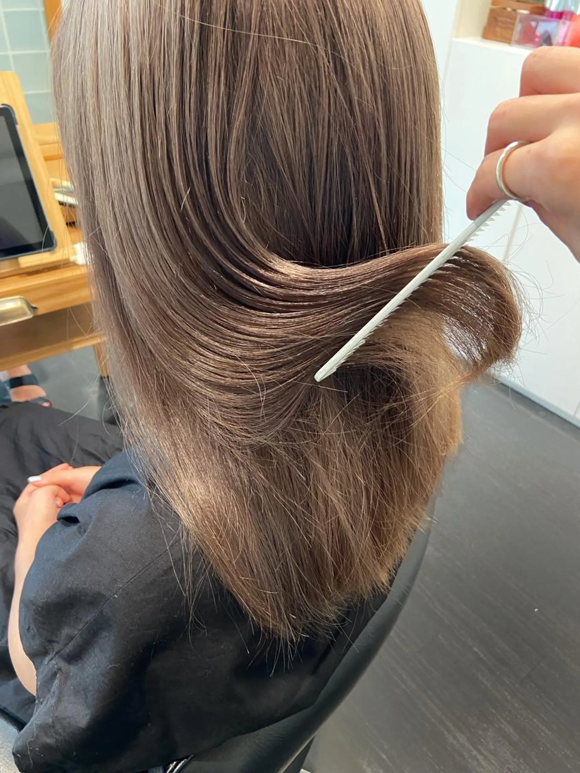 セミロング shiori ﾍﾞｰｼﾞｭｶﾗｰのヘアスタイル