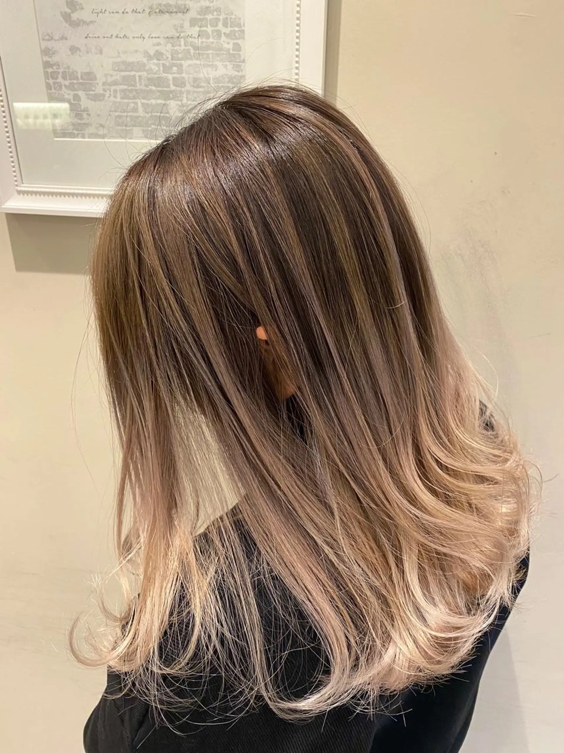 セミロング レイヤーカット ヘアカラー 奥田 恵樹のヘアスタイル