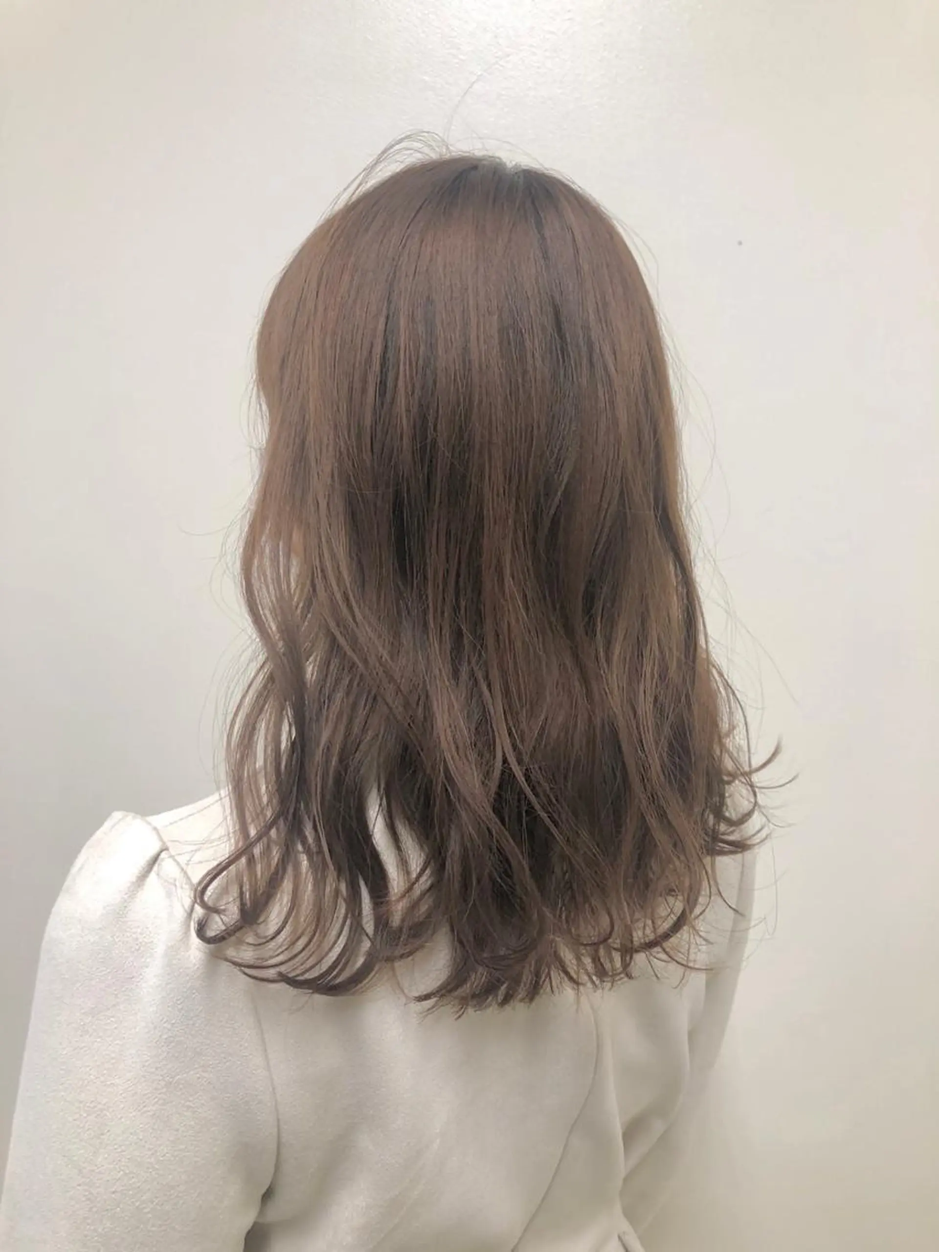 セミロング カラー ヘアアレンジ ベージュカラー ミルクティーベージュ 🧶ブリーチカラー TERU🧶の眉毛・アイブロウイメージ