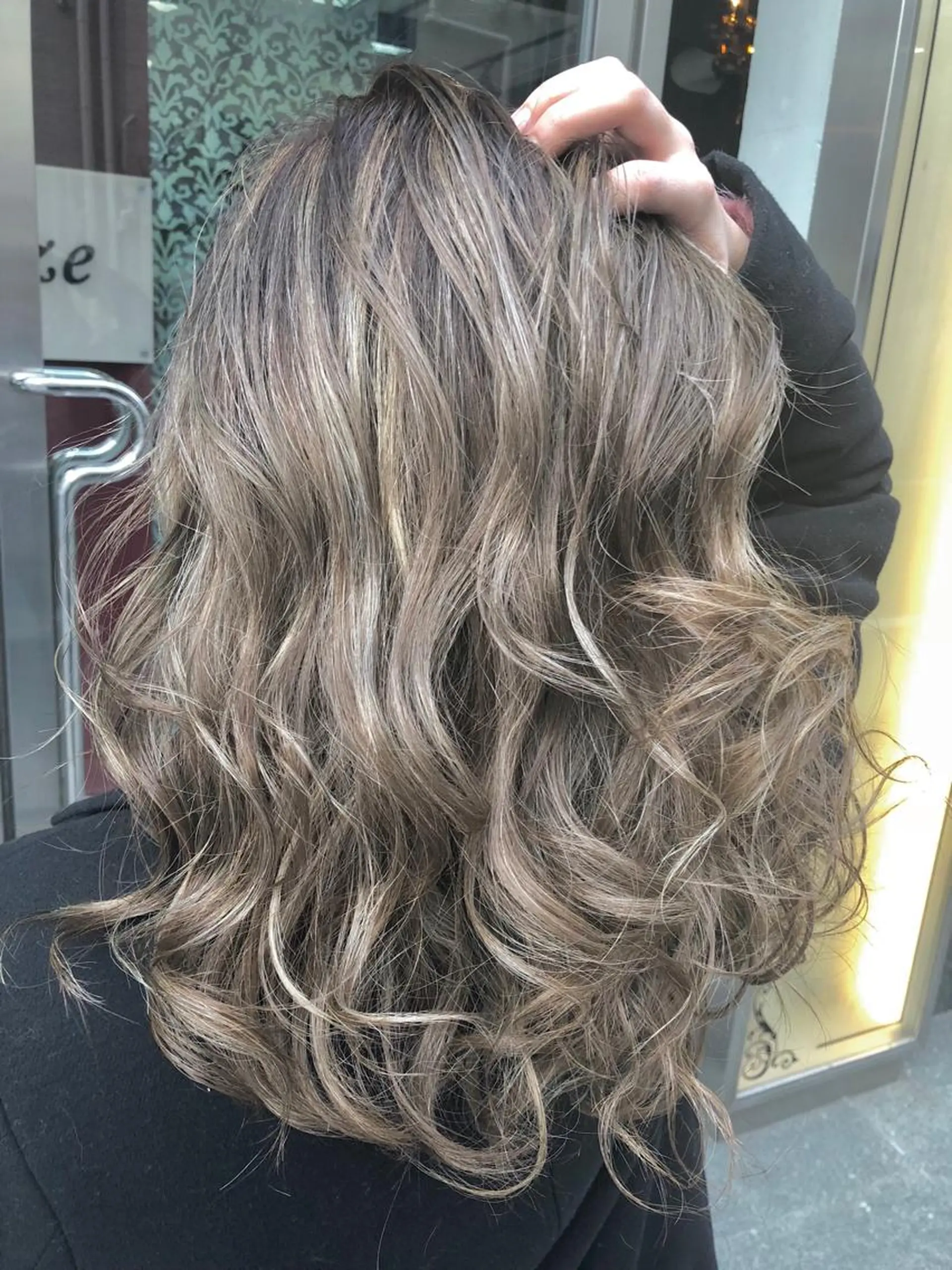 セミロング カラー ハイライトカラー ハイライト トップスタイリスト 小澤純一のヘアスタイル