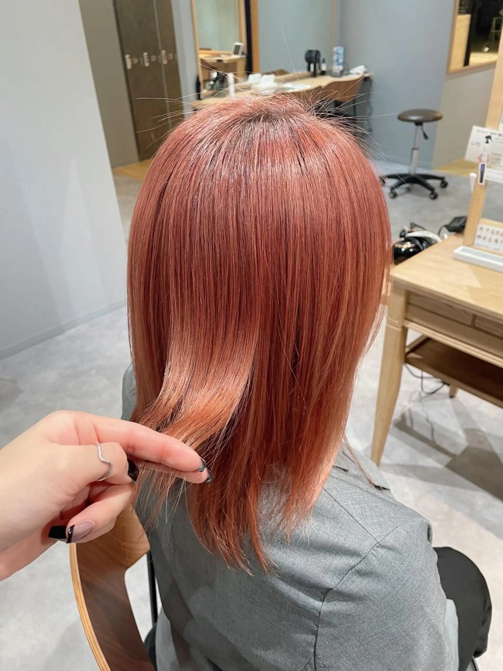 ミディアム カラー VIEWユリナ メイク/ カットのヘアスタイル