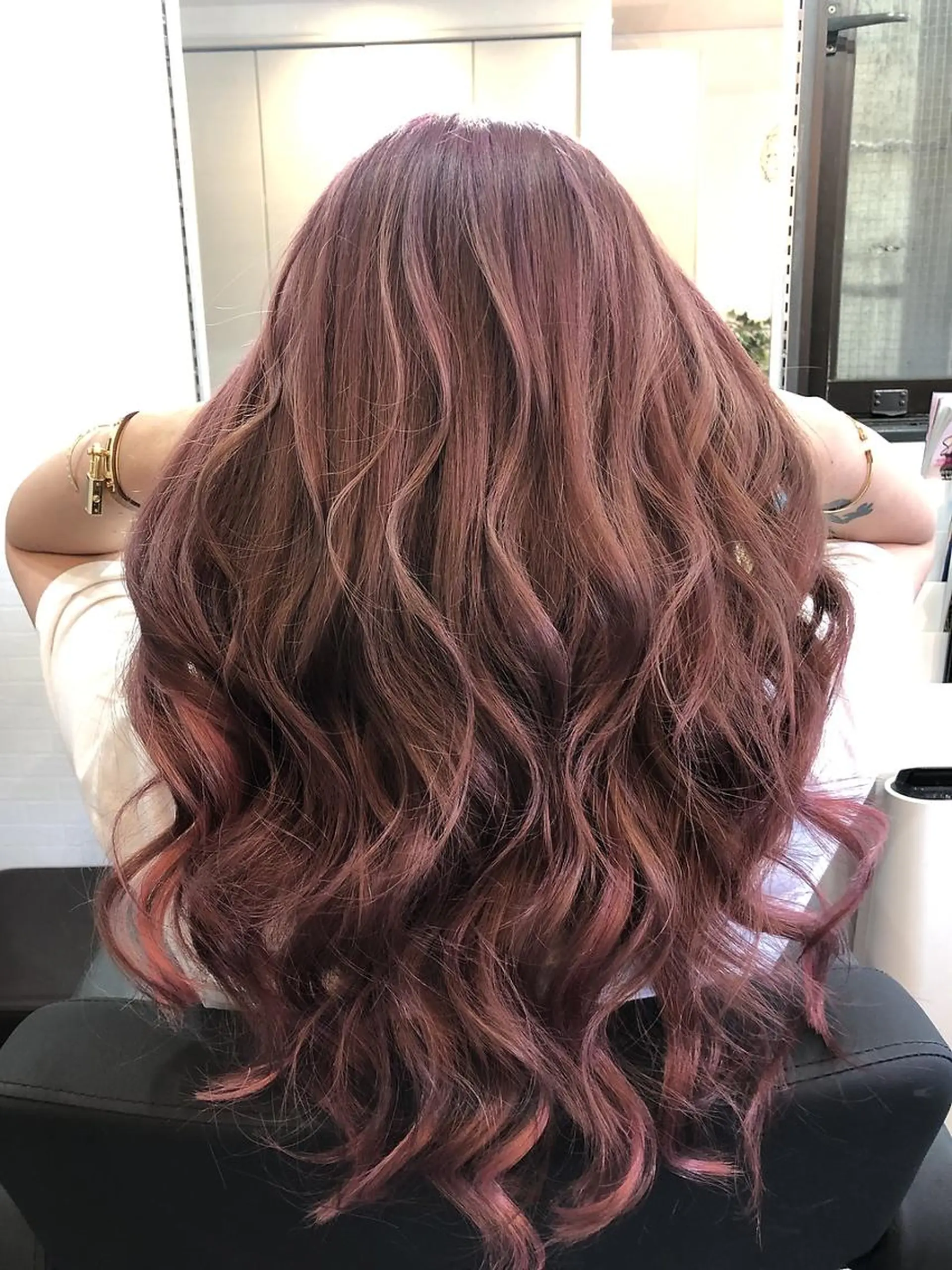 セミロング LANI OOSAKAのヘアスタイル