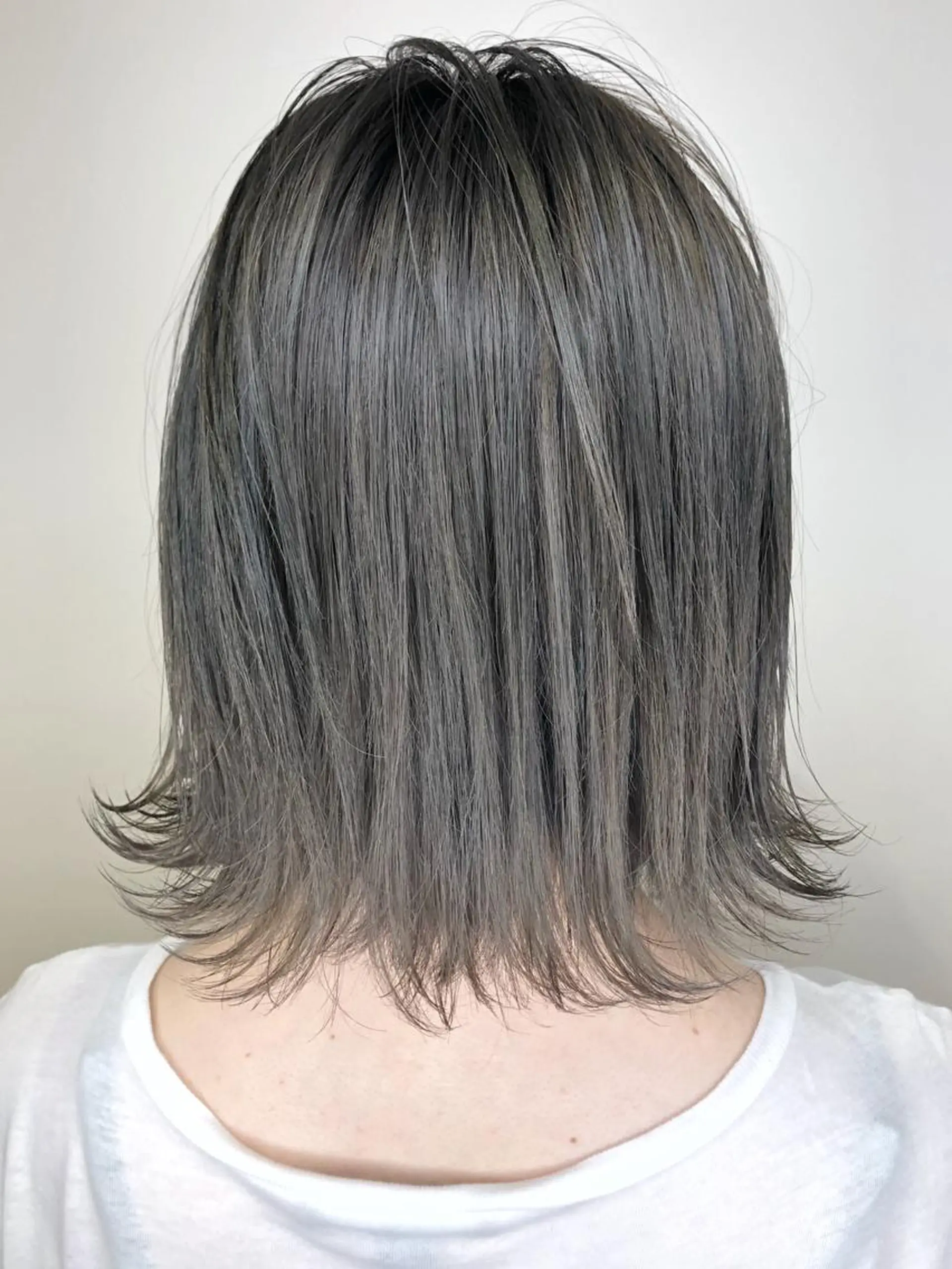 ミディアム カラー ブリーチ グレージュ イルミナカラー メンズヘア特化 崎田 成人のヘアスタイル