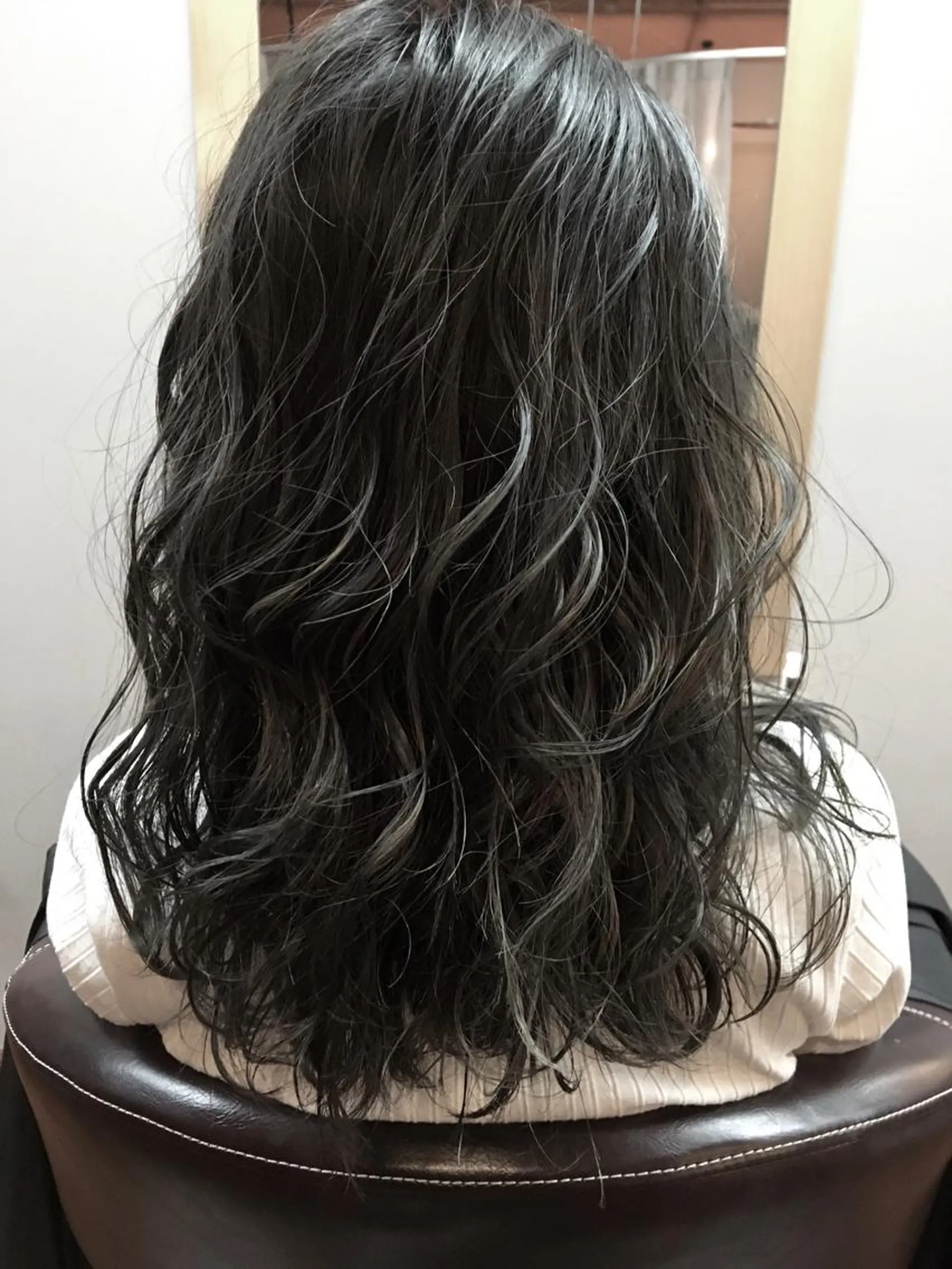 カラー グレージュ 外国人風カラー hairsolon Geminiのヘアスタイル