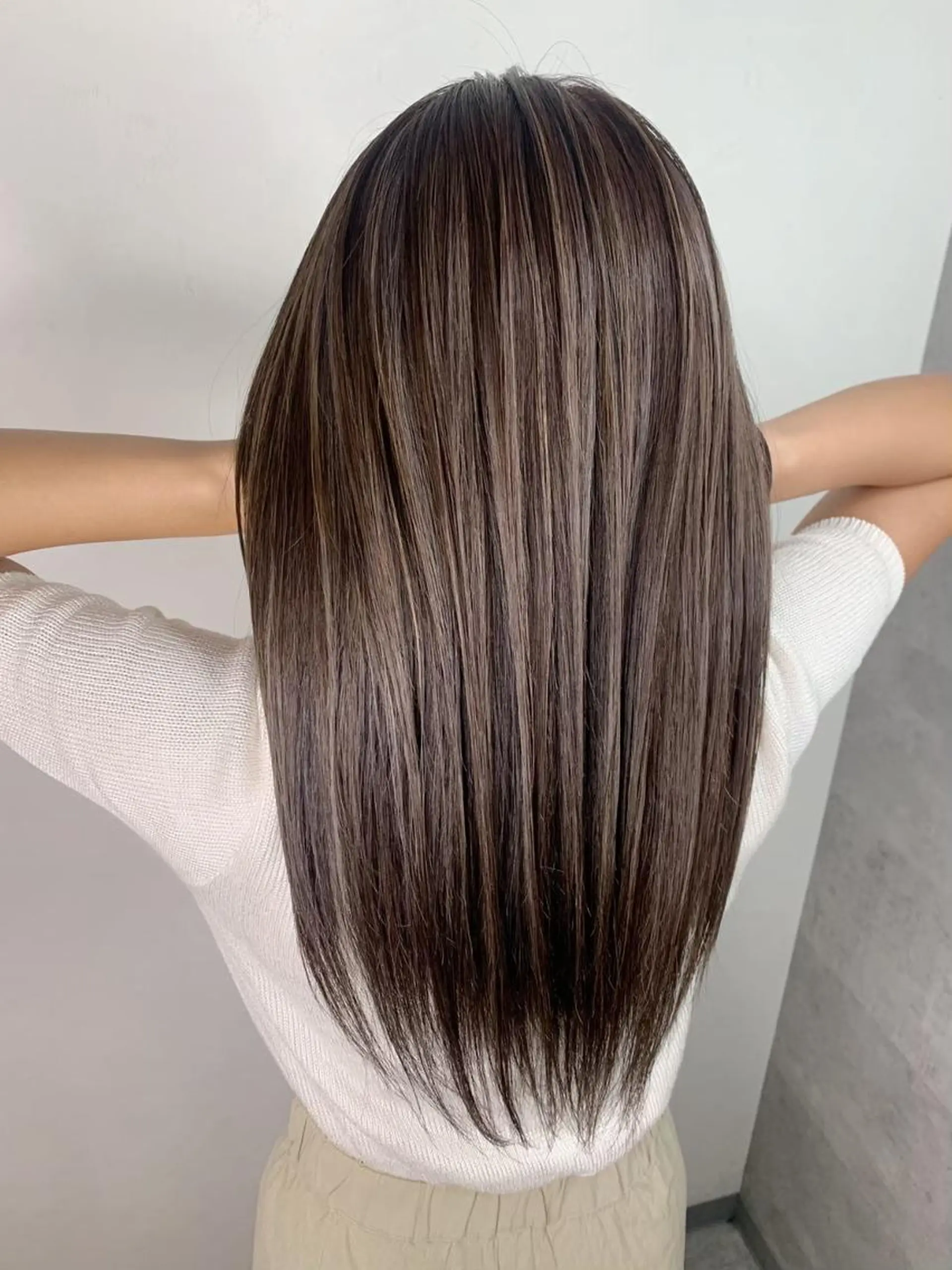 ロング ボブ 斜めバング 外国人風カラー 伸ばしかけ ハイライト カット ヘアカラー トリートメント _WHITE鳳店 アンダーバーホワイトのヘアスタイル