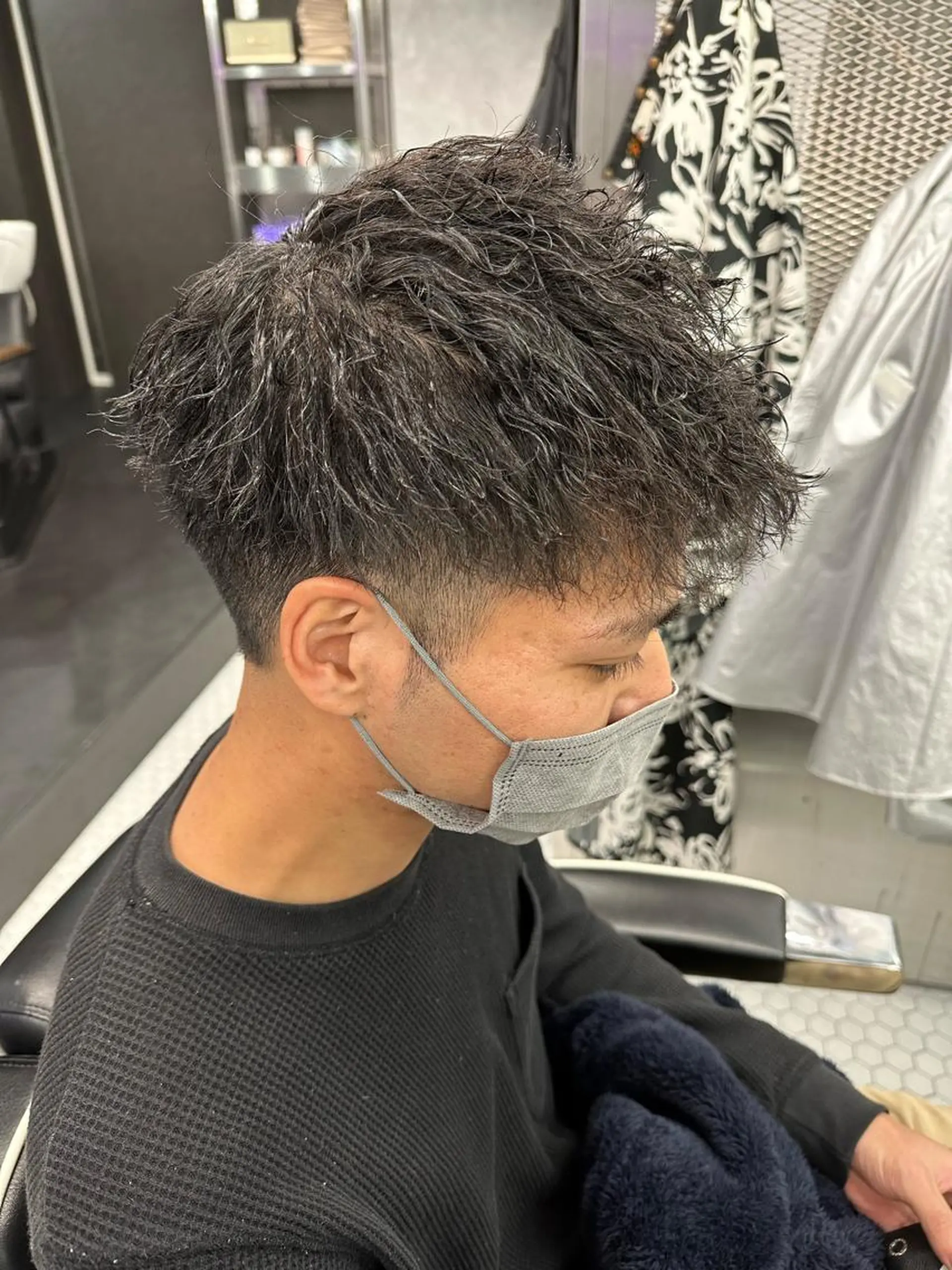 ショート パーマ メンズ メンズバレイヤージュ メンズブリーチ ビジネス センターパート ダウンパーマ カット パーマ メンズ専門美容室 /久徳大輝のヘアスタイル