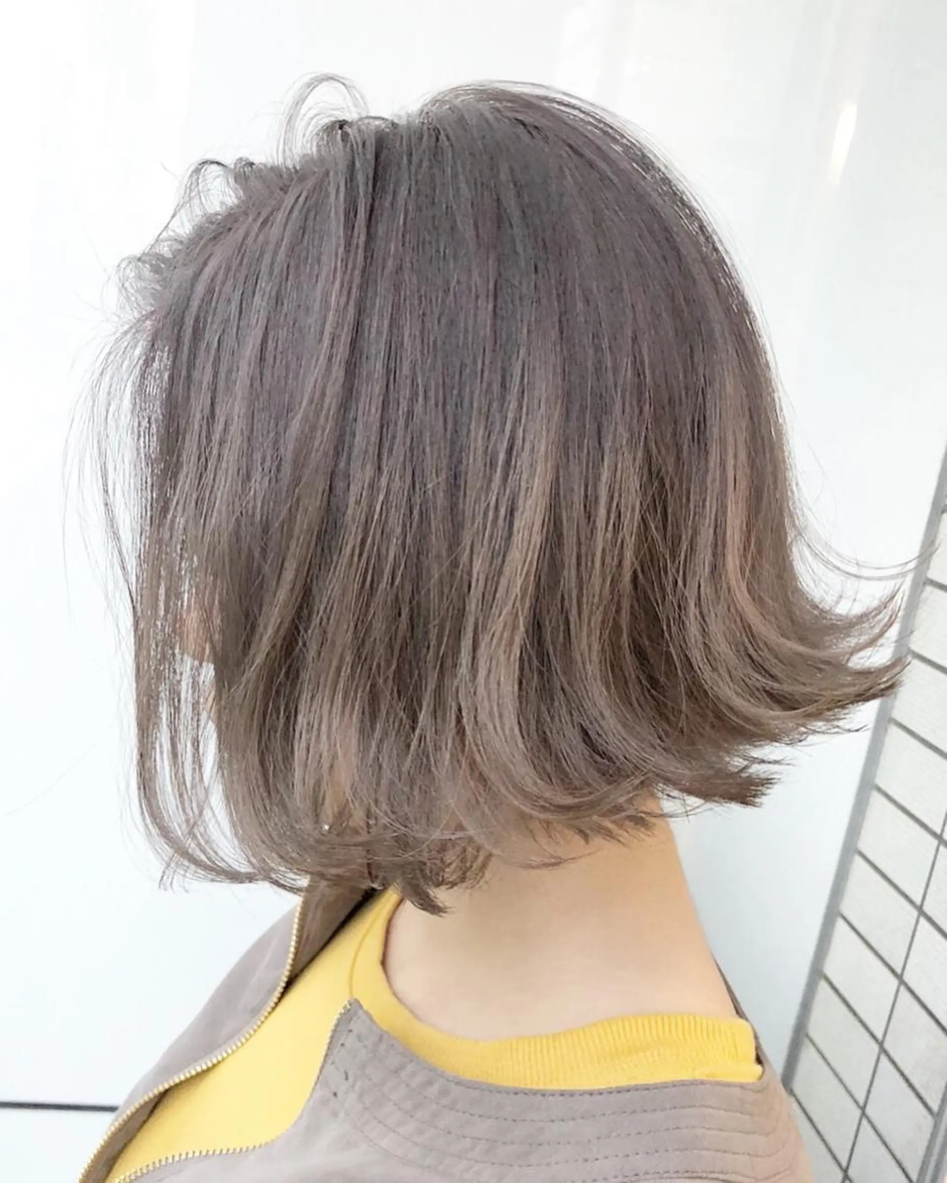 ショート カラー 前下がりボブ ブリーチ グラデーションカラー シルバー ボブ Salon de MiLK所属・露木 啓介のヘアスタイル