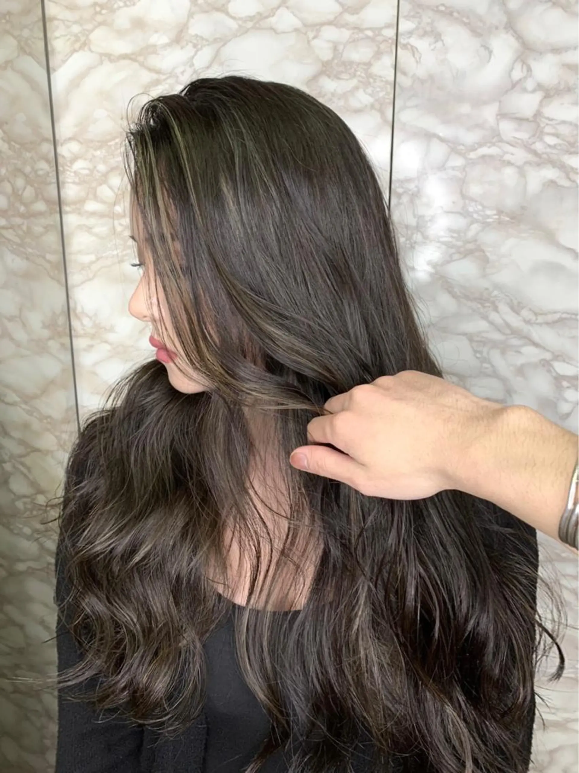 セミロング カラー ヘアアレンジ 🌟小顔レイヤー× 赤み消し透明感カラーのヘアスタイル