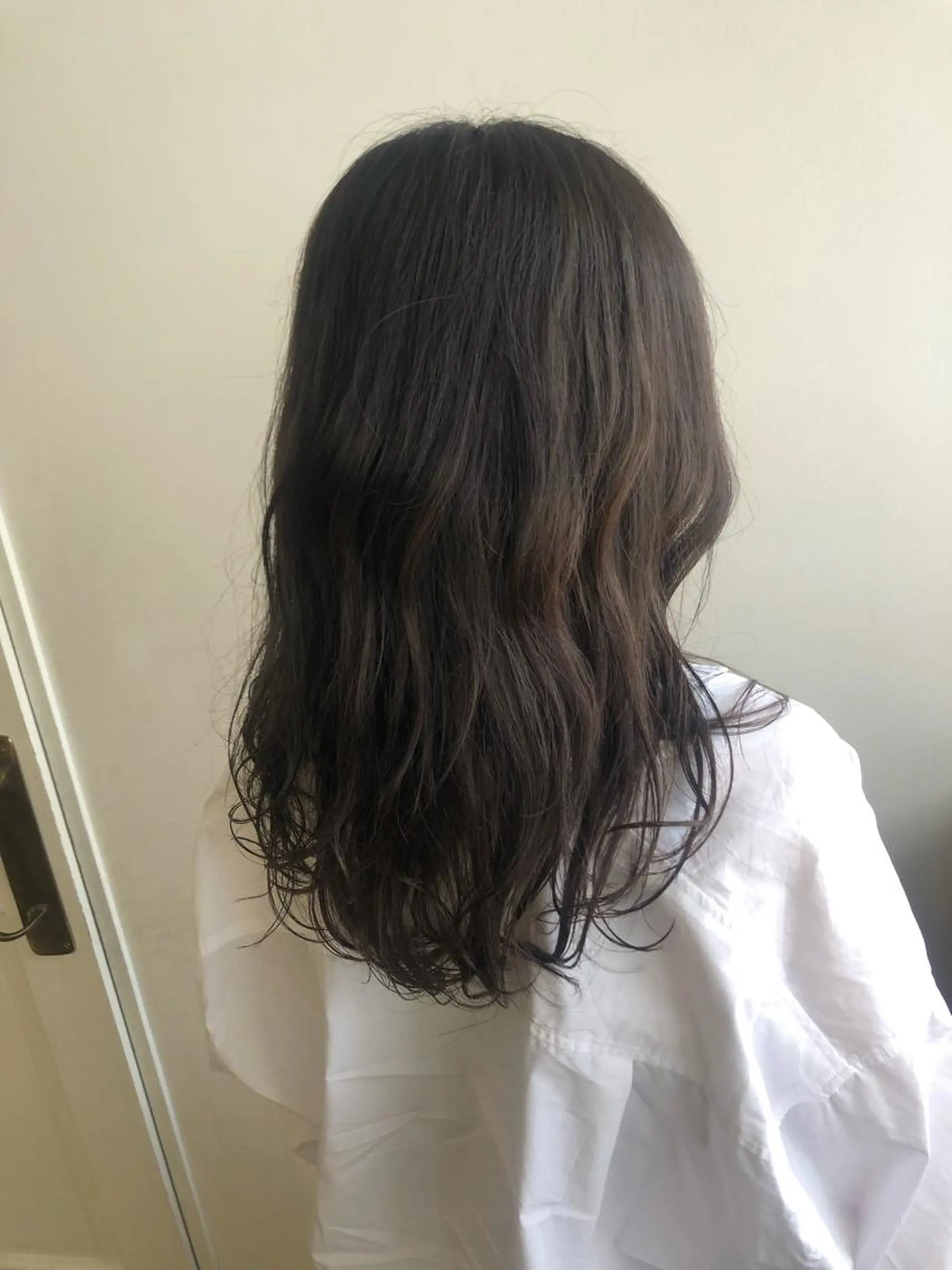 セミロング カラー ヘアアレンジ MIOベージュカラー 柔らかいカラーのヘアスタイル