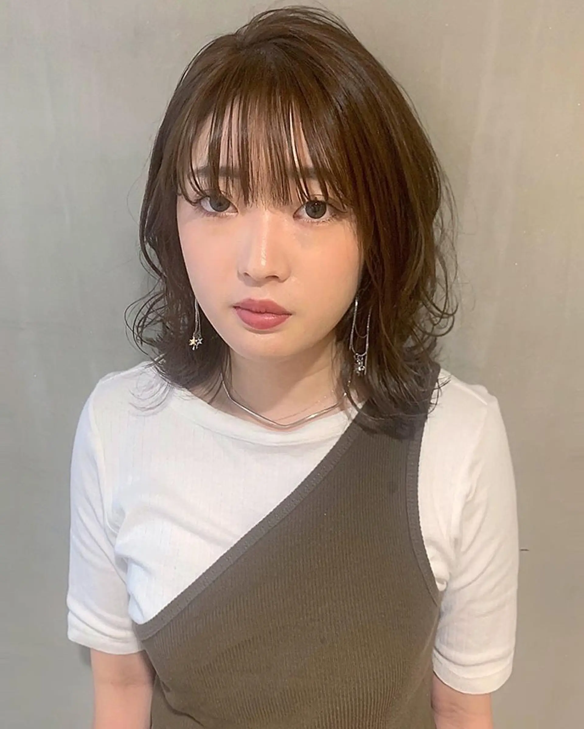 ミディアム カラー ミディアムレイヤー レイヤーカット シースルーバング ウルフレイヤーカット /チヒロのヘアスタイル