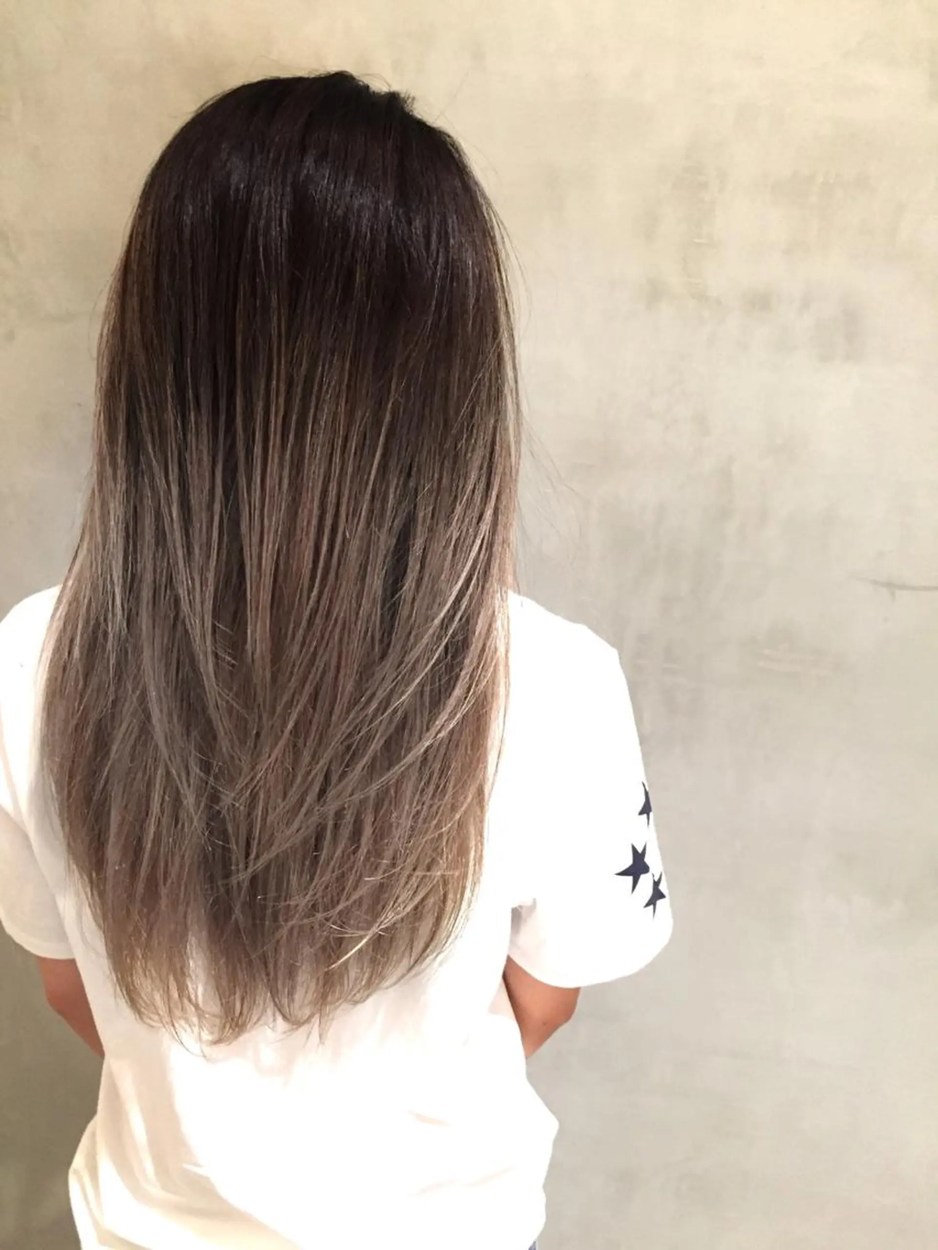 セミロング カラー グラデーションカラー 大西 直人のヘアスタイル