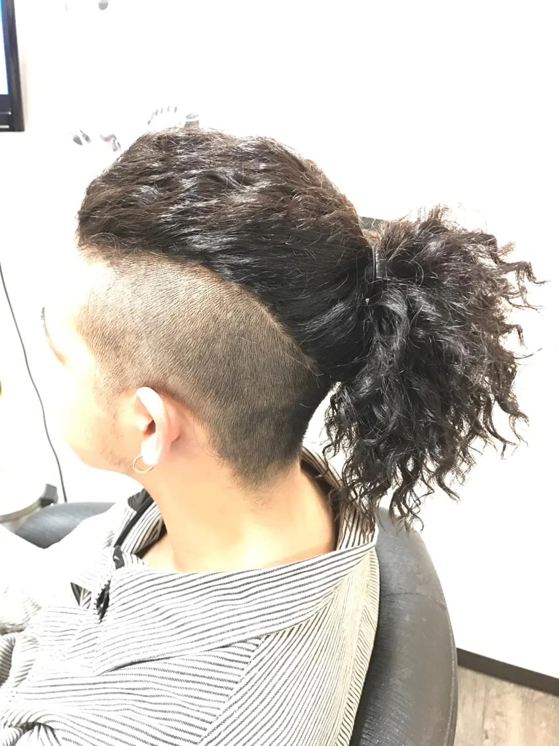 ミディアム パーマ メンズ ミディアムパーマ メンズパーマ スパイラルパーマ 東風上 亮介のヘアスタイル