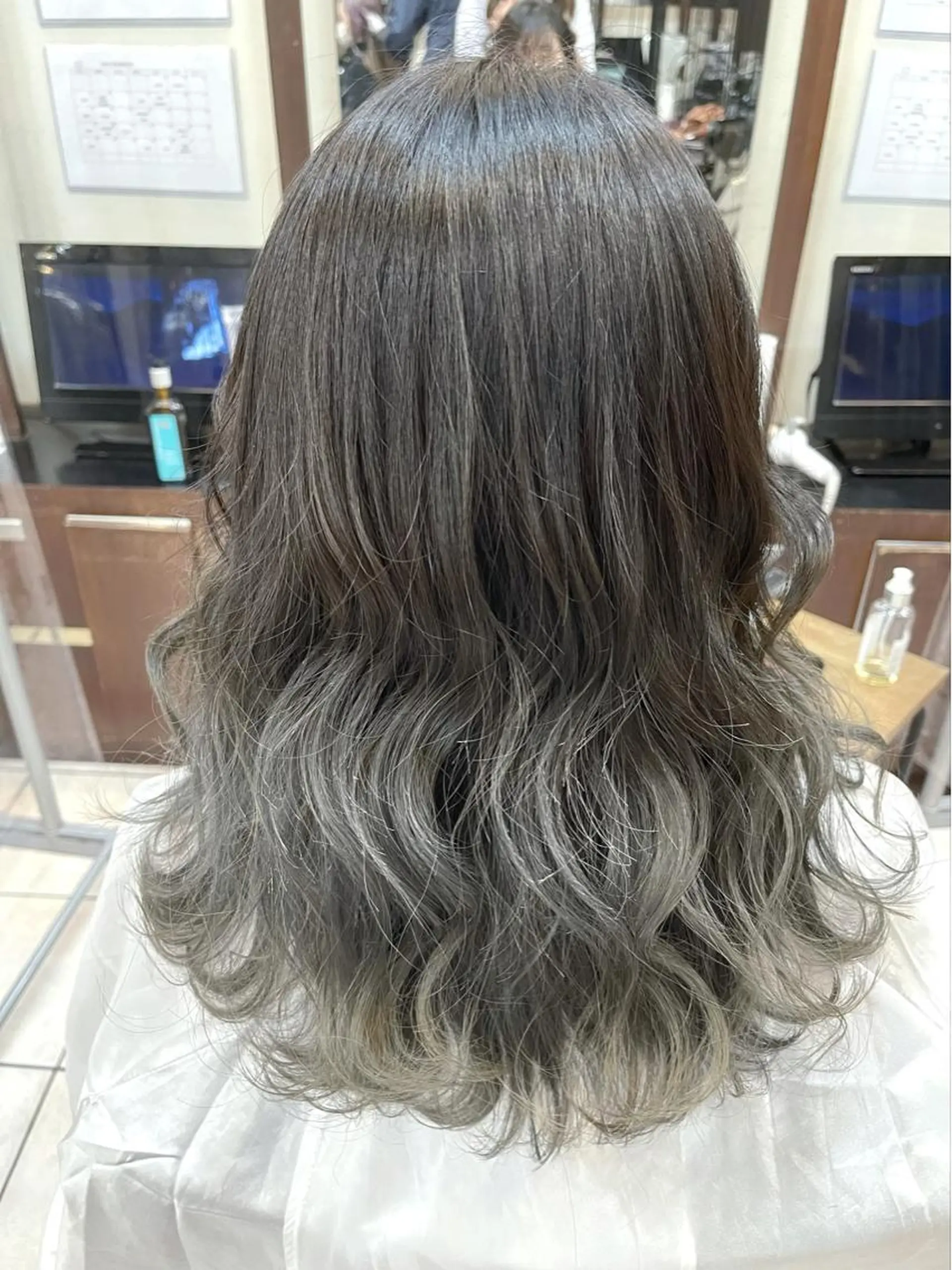 セミロング カラー アッシュ グラデーションカラー シルバー シルバーアッシュ ホワイトシルバー カット ヘアカラー トリートメント Zina天王寺 CHIAKIのヘアスタイル