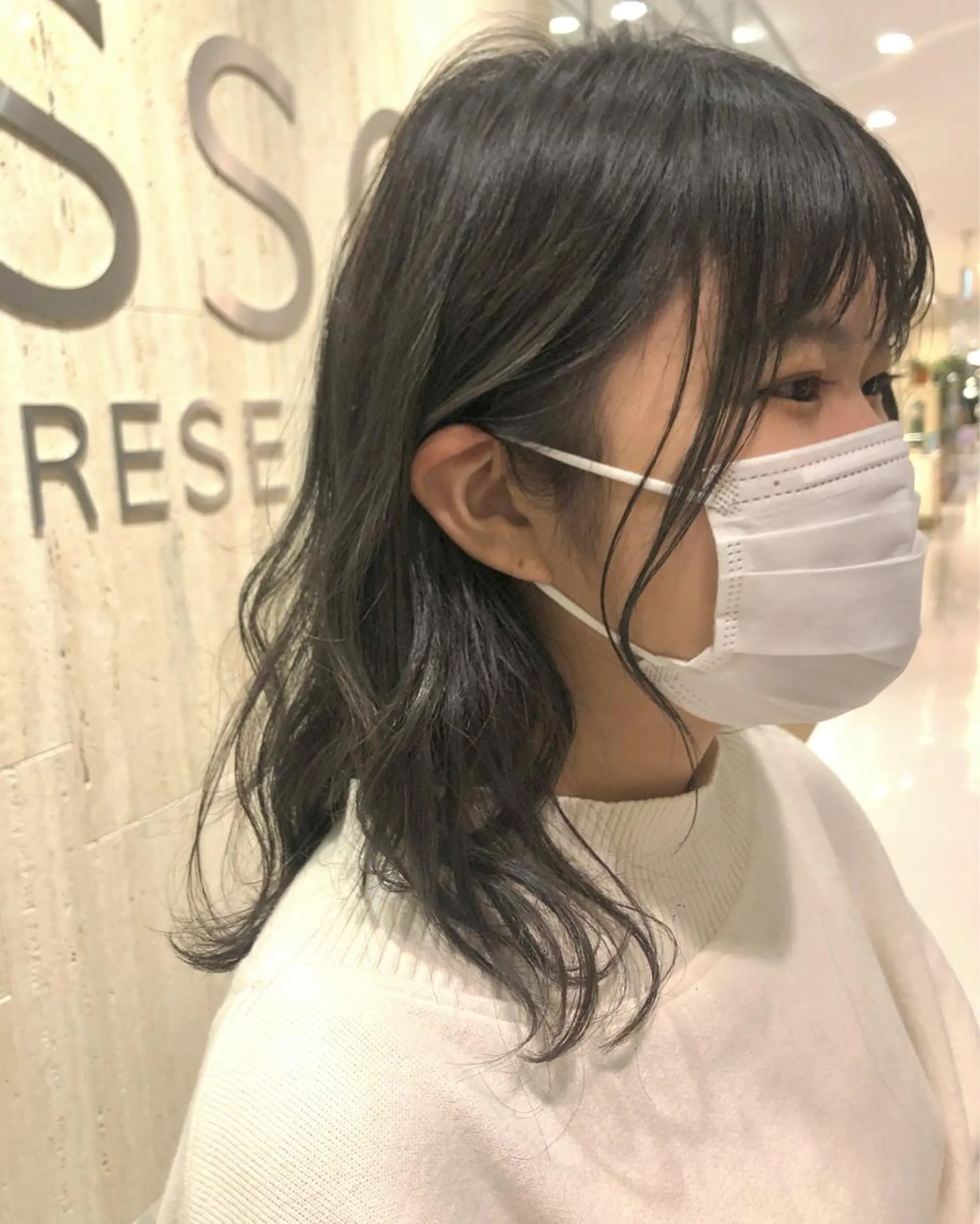 セミロング カラー ブリーチ 透明感カラー ダークグレー ブリーチなしカラー カット ヘアカラー 高橋 芽衣のヘアスタイル