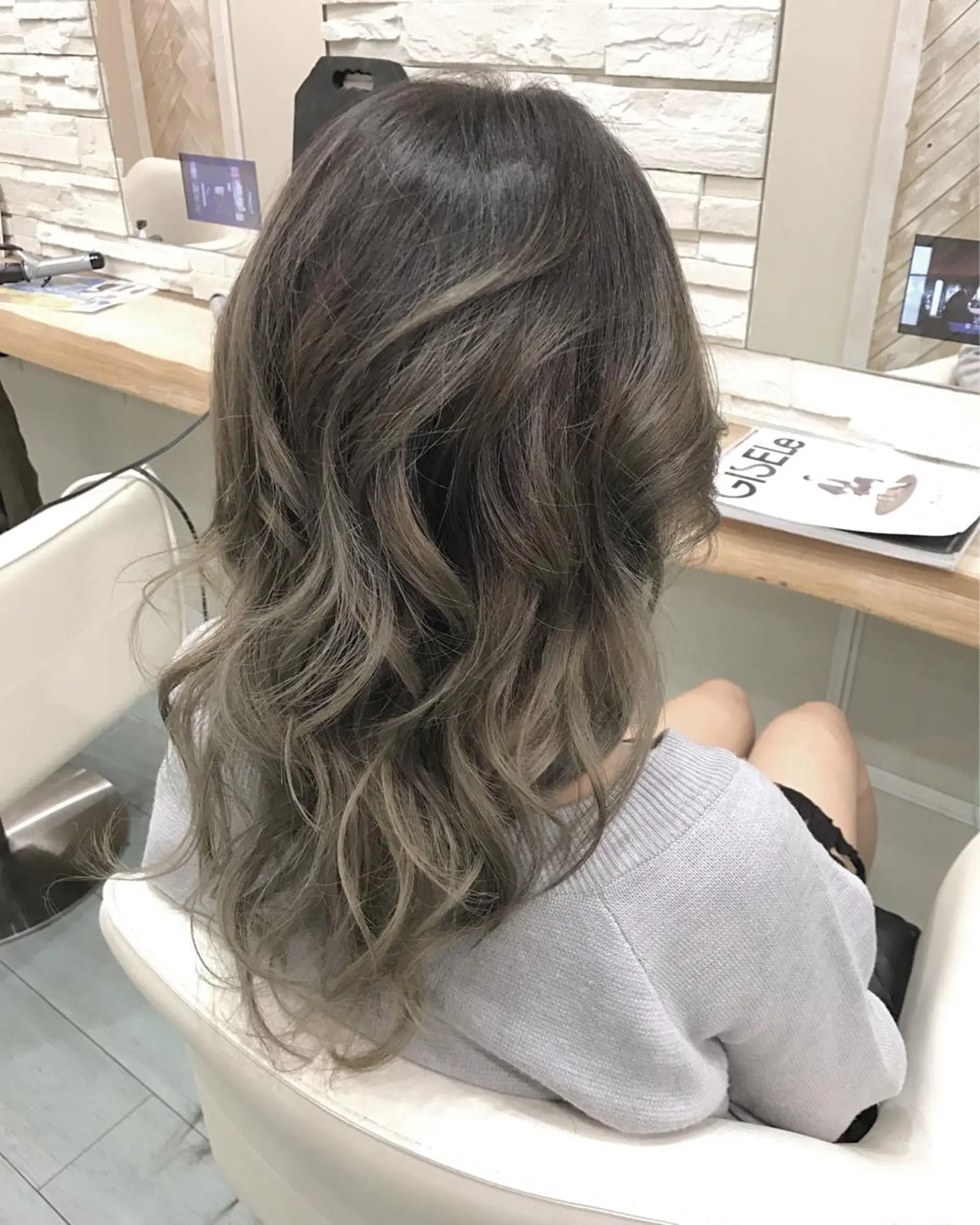 ロング カラー バレイヤージュ デザインカラー ハイトーンカラー レイヤーカット カット ヘアカラー 中川 仁のヘアスタイル