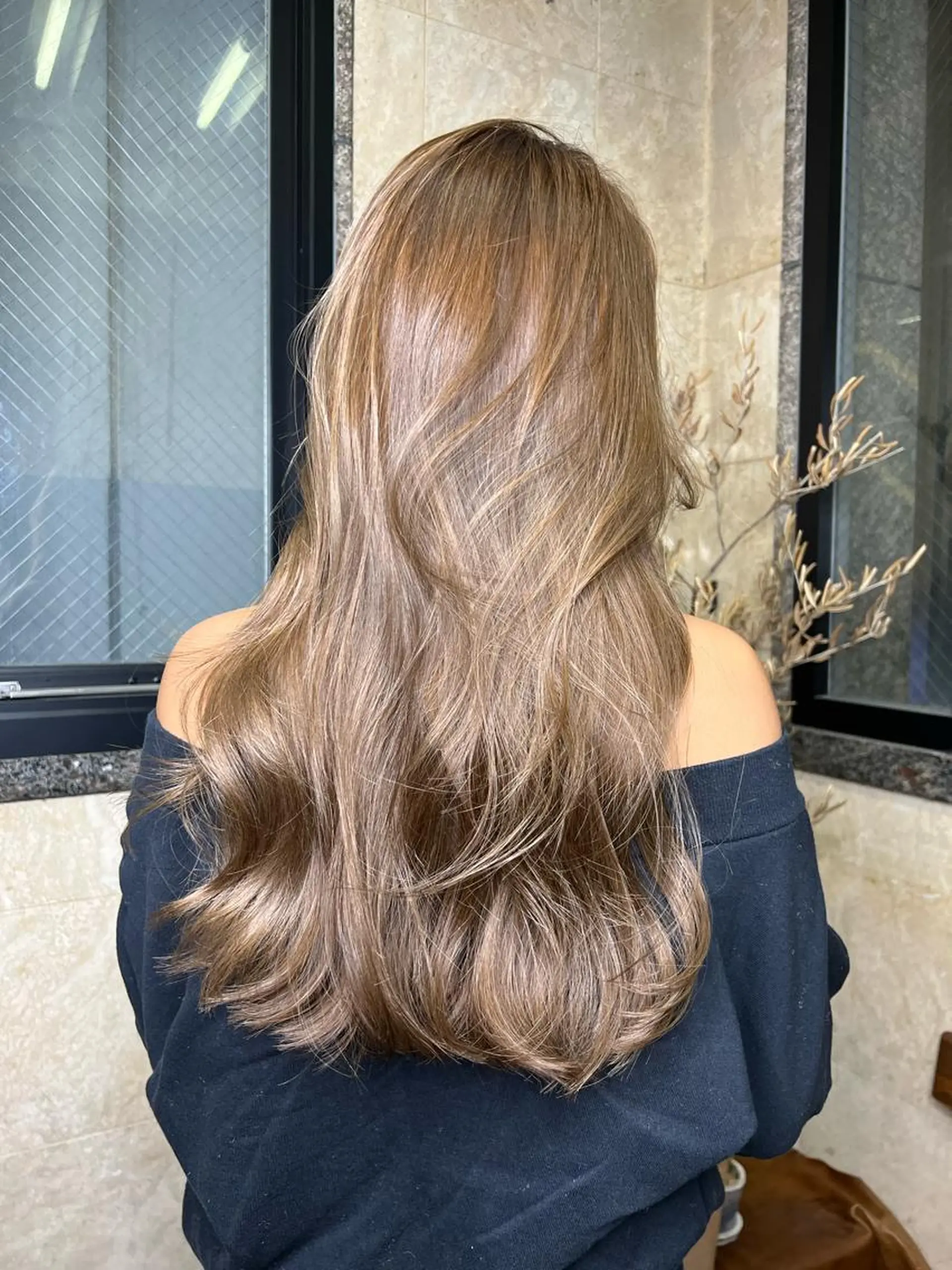 ミディアム カラー ヘアアレンジ 🌟小顔レイヤー× 赤み消し透明感カラーのヘアスタイル