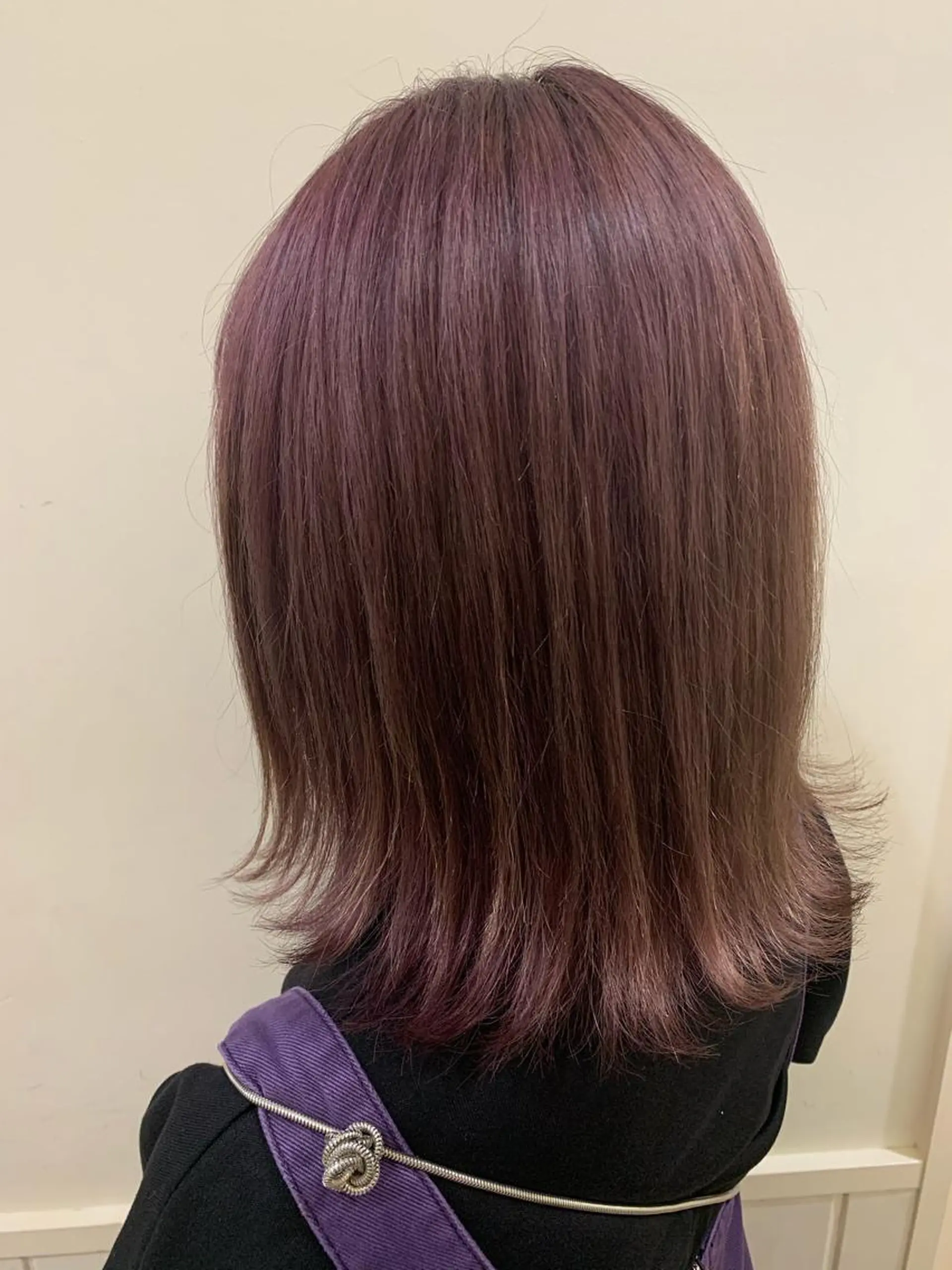 ミディアム カラー ベージュカラー ブリーチ ピンクカラー バイオレットカラー カット ヘアカラー トリートメント ぱつっとボブ/ 小野あかねのヘアスタイル