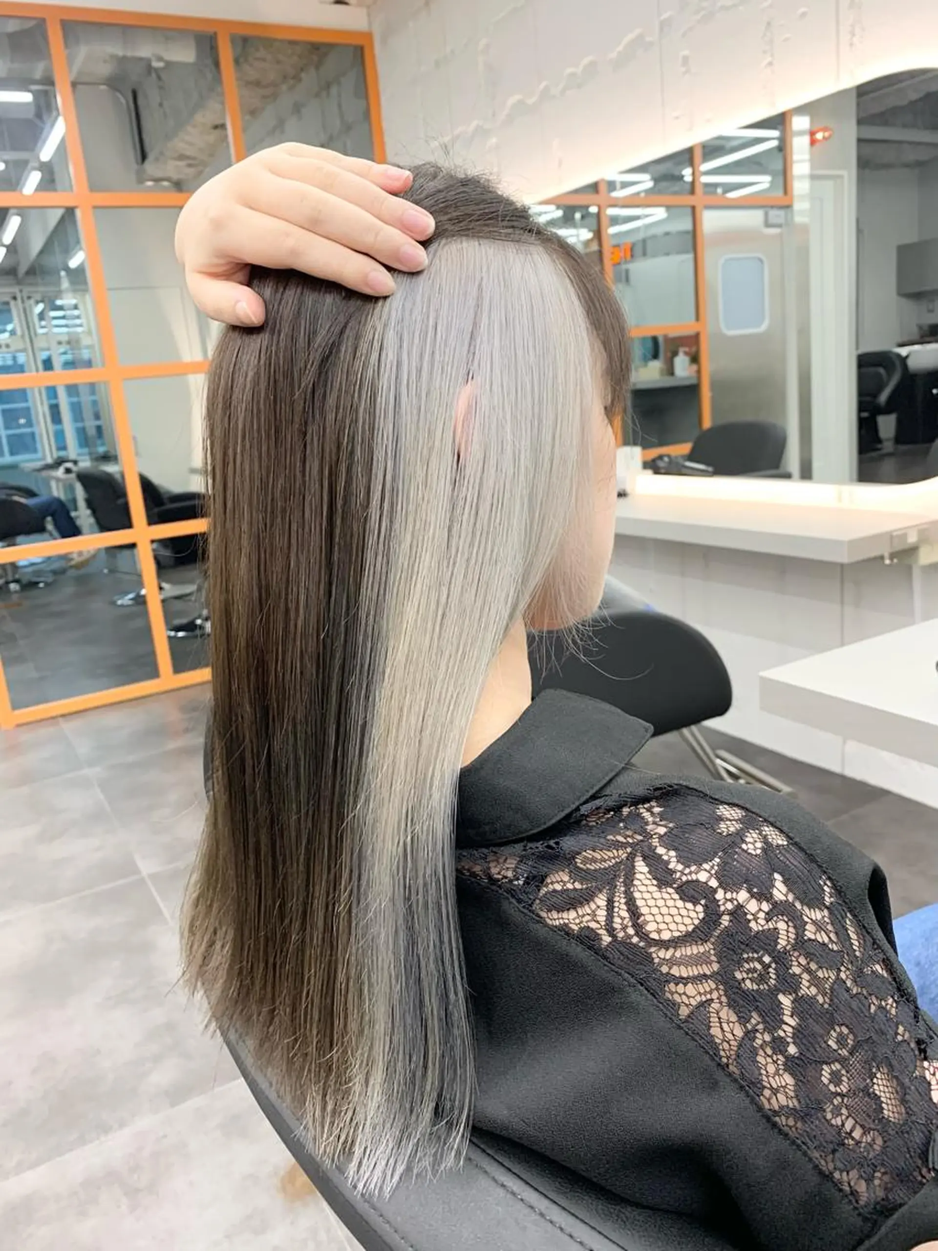 セミロング カラー ブリーチ 透明感カラー ダブルカラー イヤリングカラー ハイライトカラー 店長担当🌟 矢吹ガブリエル🌟のヘアスタイル