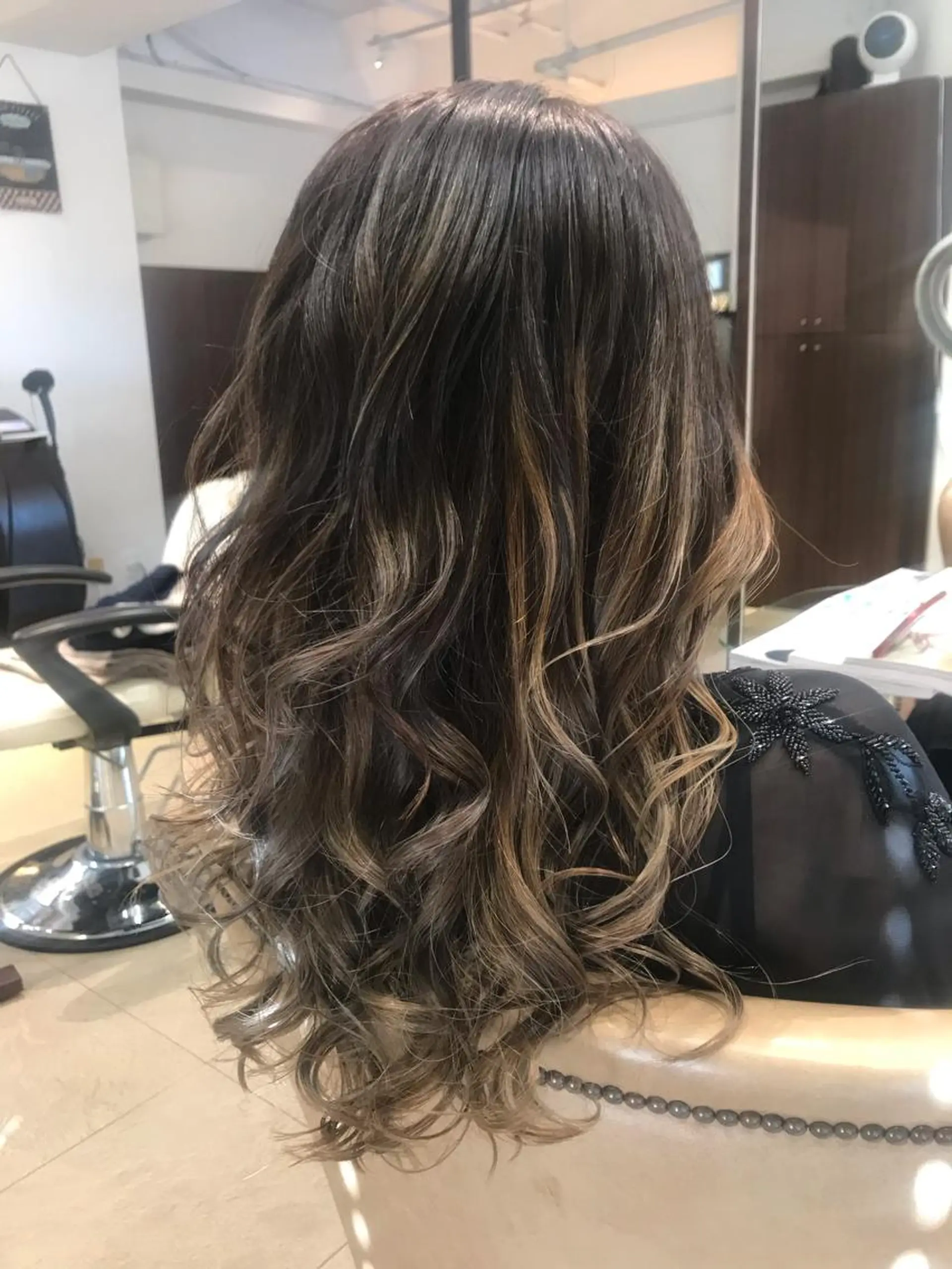 ロング カラー バレイヤージュ グレージュ ハイライトカラー ハイライト レイヤーカット newi saLyu 片岡ふきのヘアスタイル