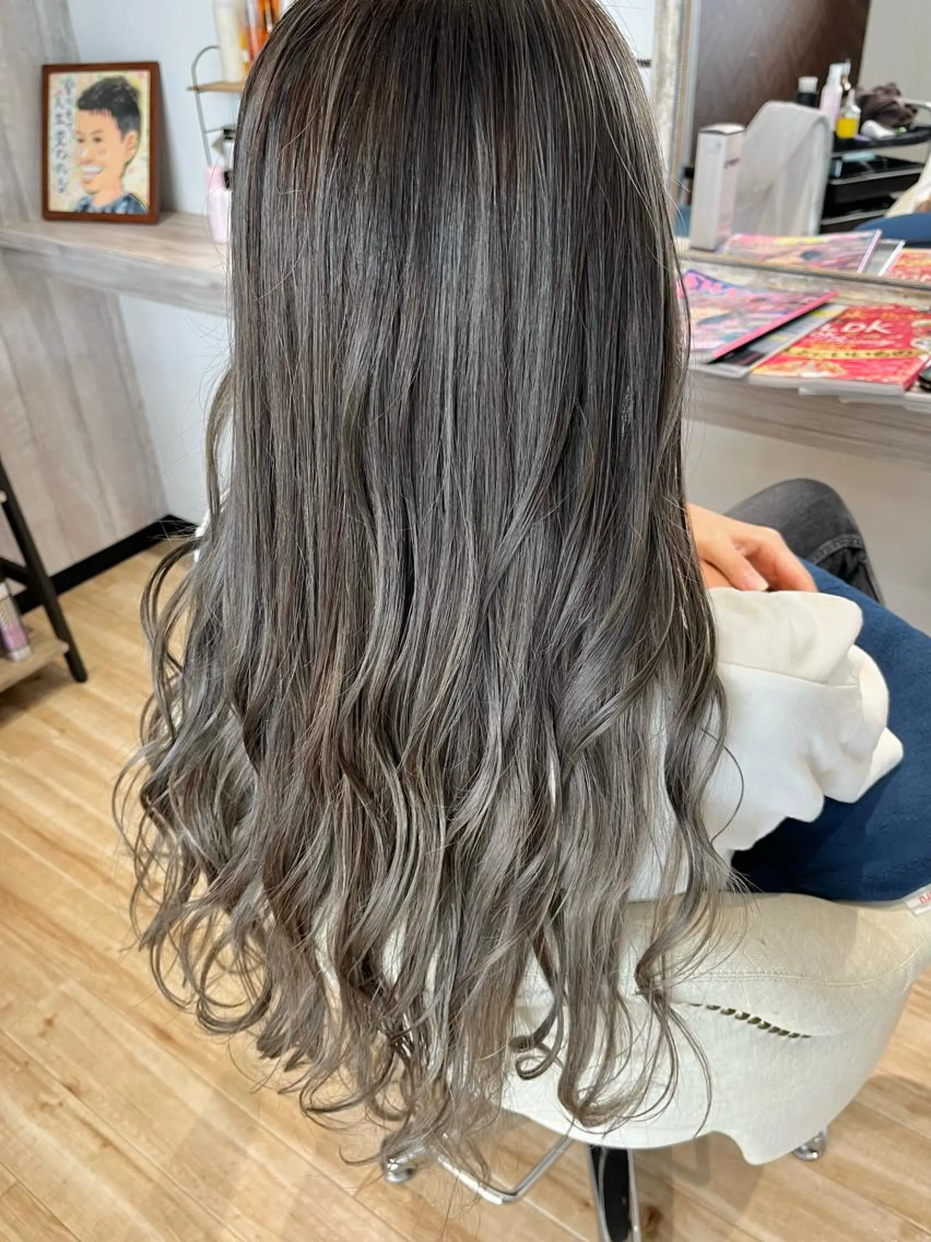 ロング カラー グレージュ ハイライトカラー ハイライト Atelier所属・Atelier 大内のヘアスタイル