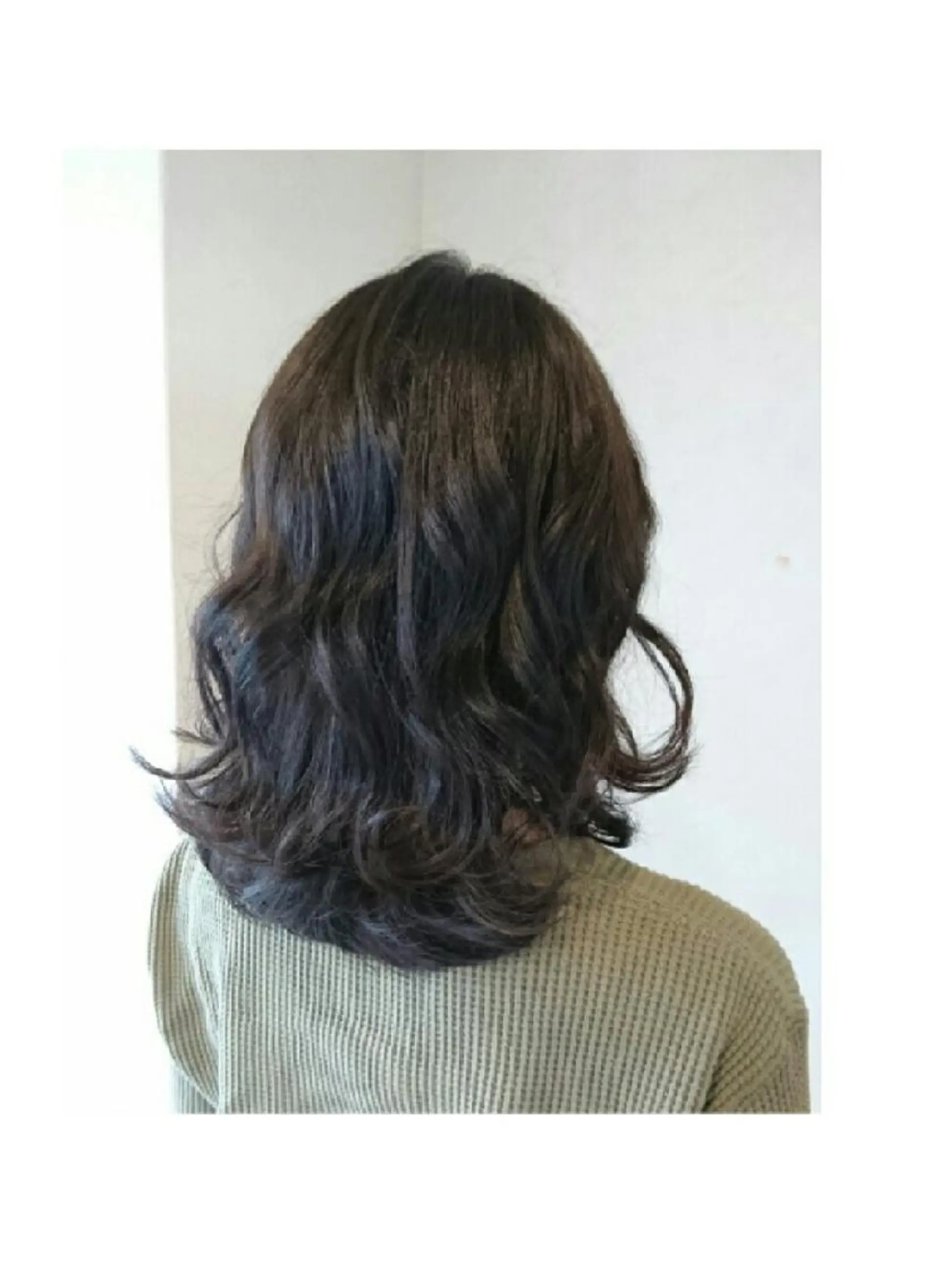セミロング カラー ブルーカラー ブルージュ RU RIのヘアスタイル