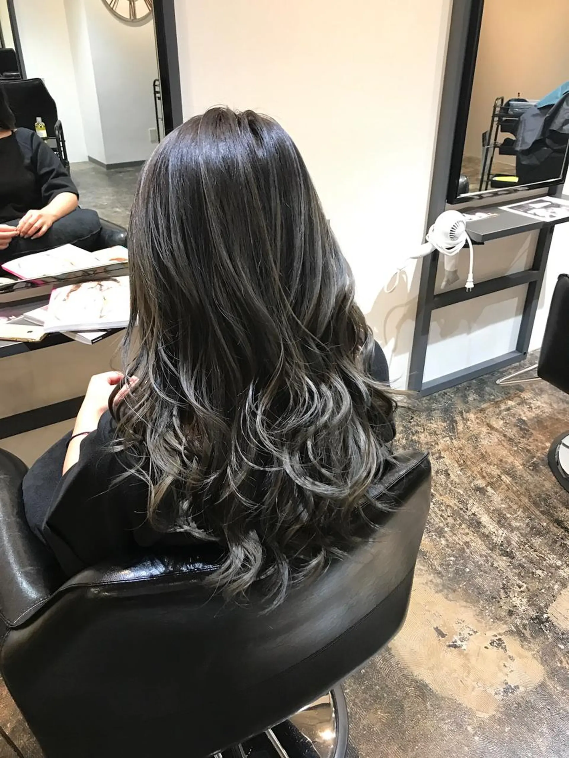 ロング カラー UMEDA FIGAROのヘアスタイル