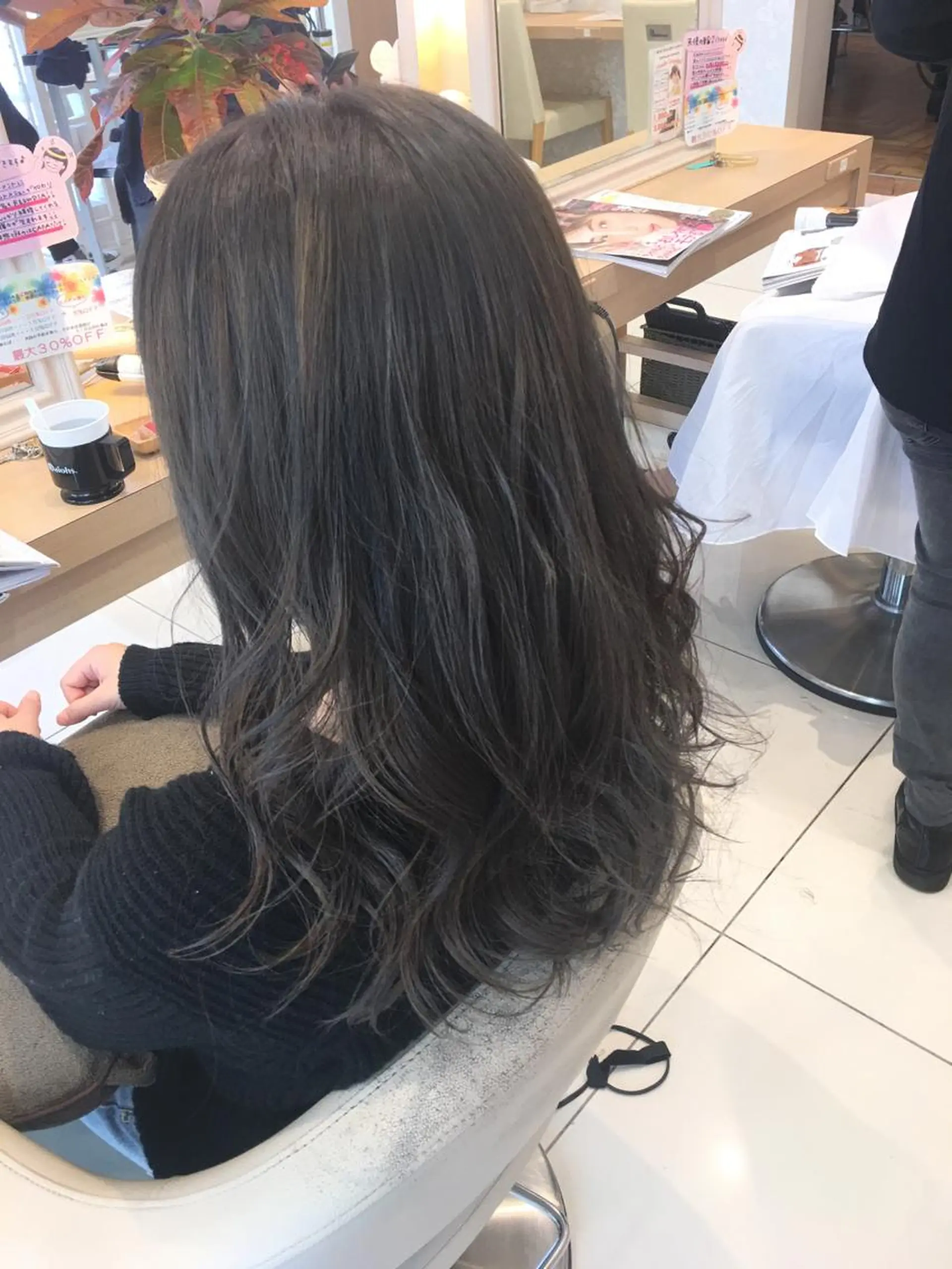 セミロング カラー ブリーチ 透明感カラー グレージュ ハイライトカラー ハイライト 小田原NO1 美容師 飯田飛翔のヘアスタイル