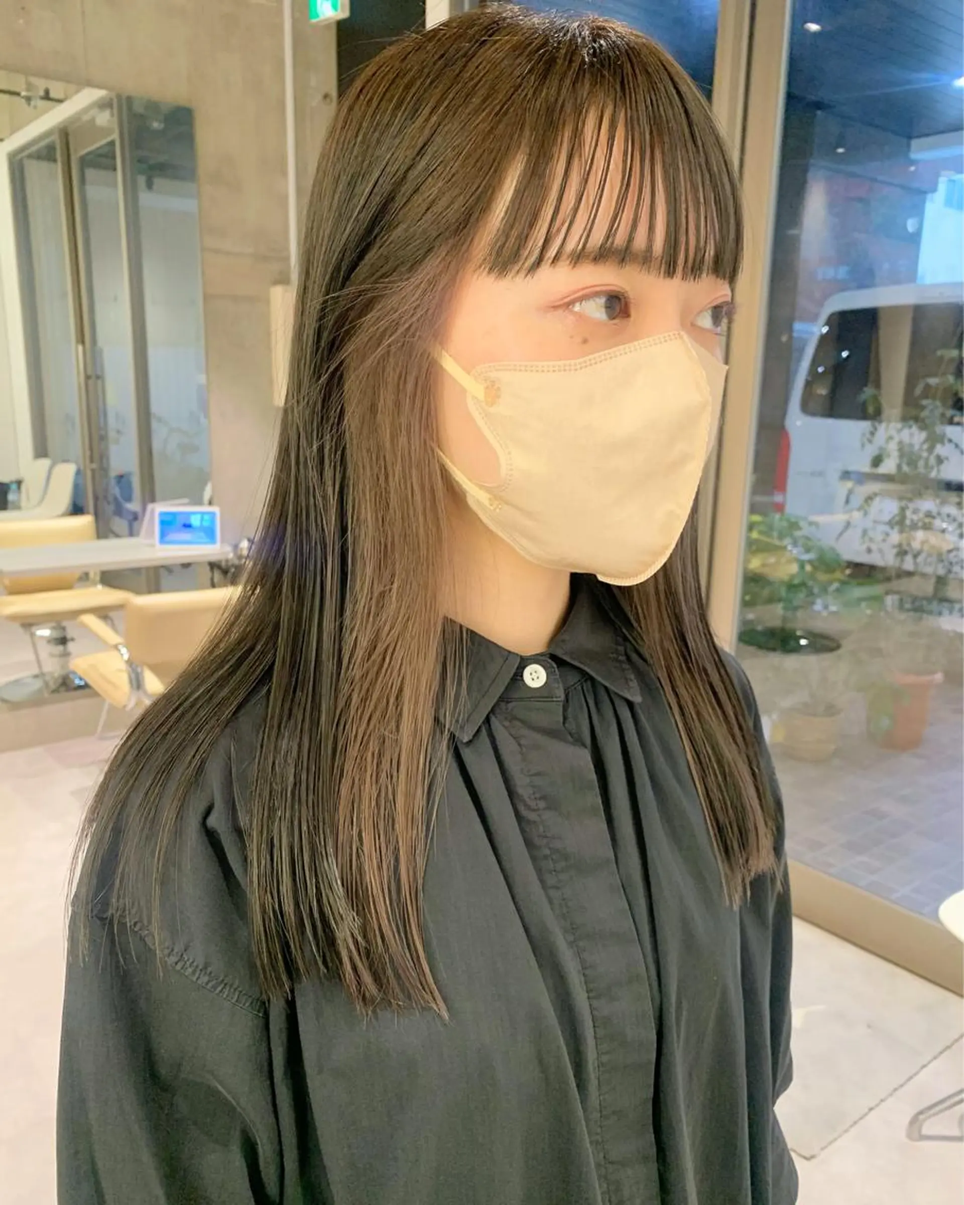 ミディアム カラー イヤリングカラー グレージュ iLi 《イリ》のヘアスタイル