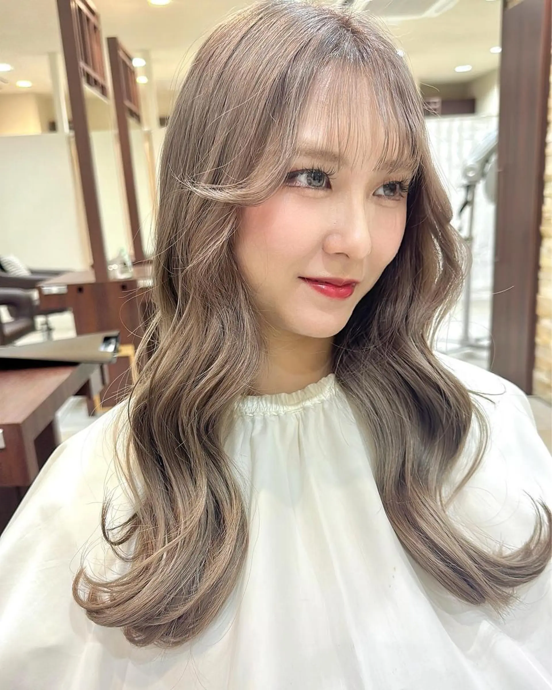 ロング 千葉ハイトーンカラー KASUMIのヘアスタイル