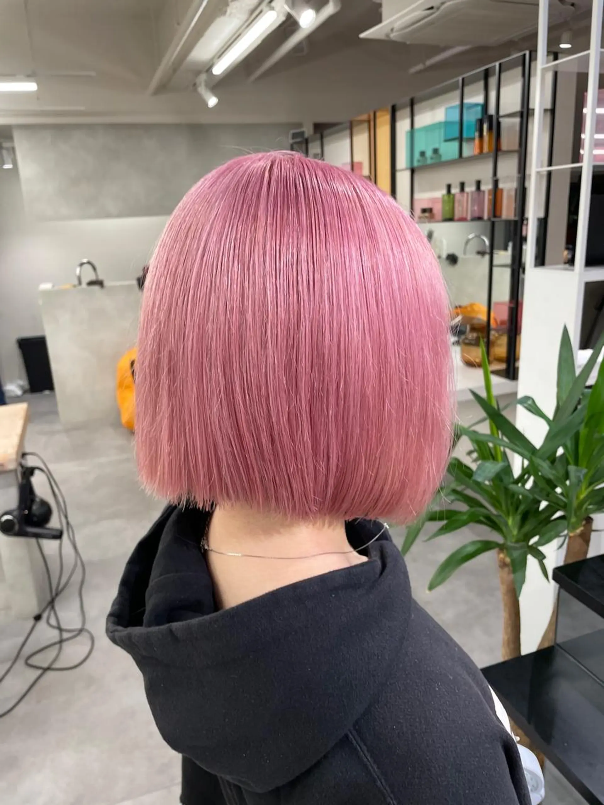 ミディアム カラー 切りっぱなしボブ レイヤー/縮毛矯正のヘアスタイル