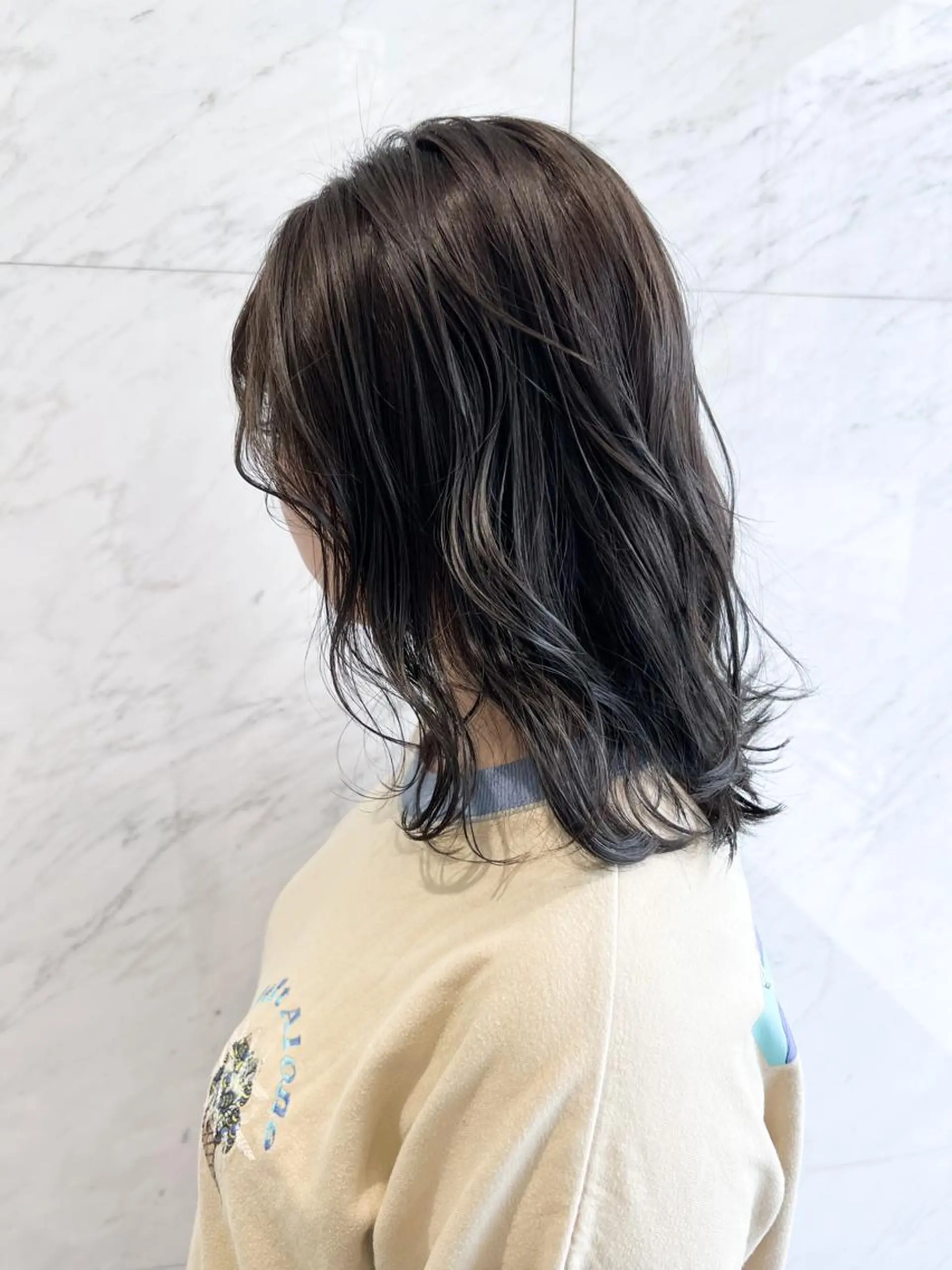 ミディアム カラー ブリーチ グレージュ ブリーチなしカラー オリーブグレージュ オリーブグレー カット ヘアカラー ベイリコルド　アトリ 店長　宮城一真のヘアスタイル