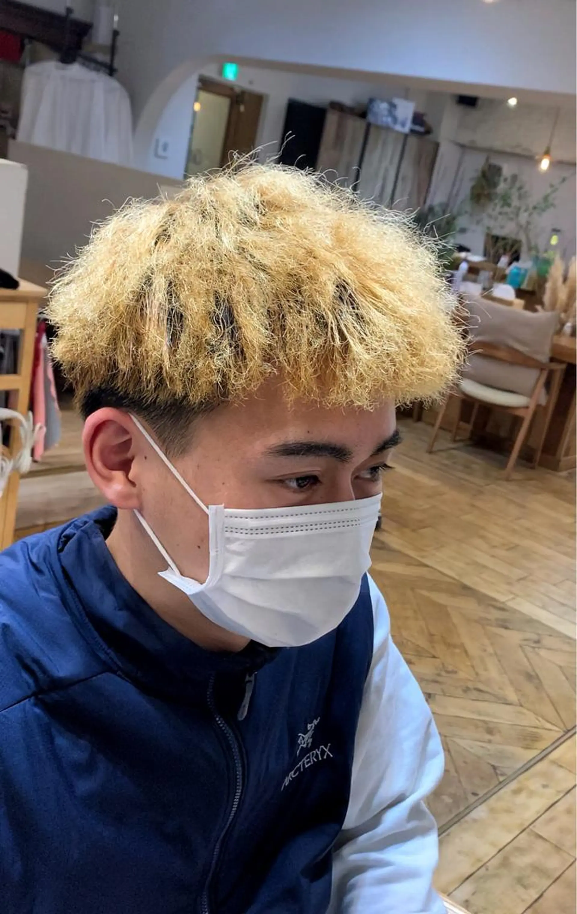 ショート カラー パーマ メンズ メンズブリーチ センターパート フェードカット メンズハイライト メンズハイトーン カット ヘアセット メンズStylist 山根慧のヘアスタイル