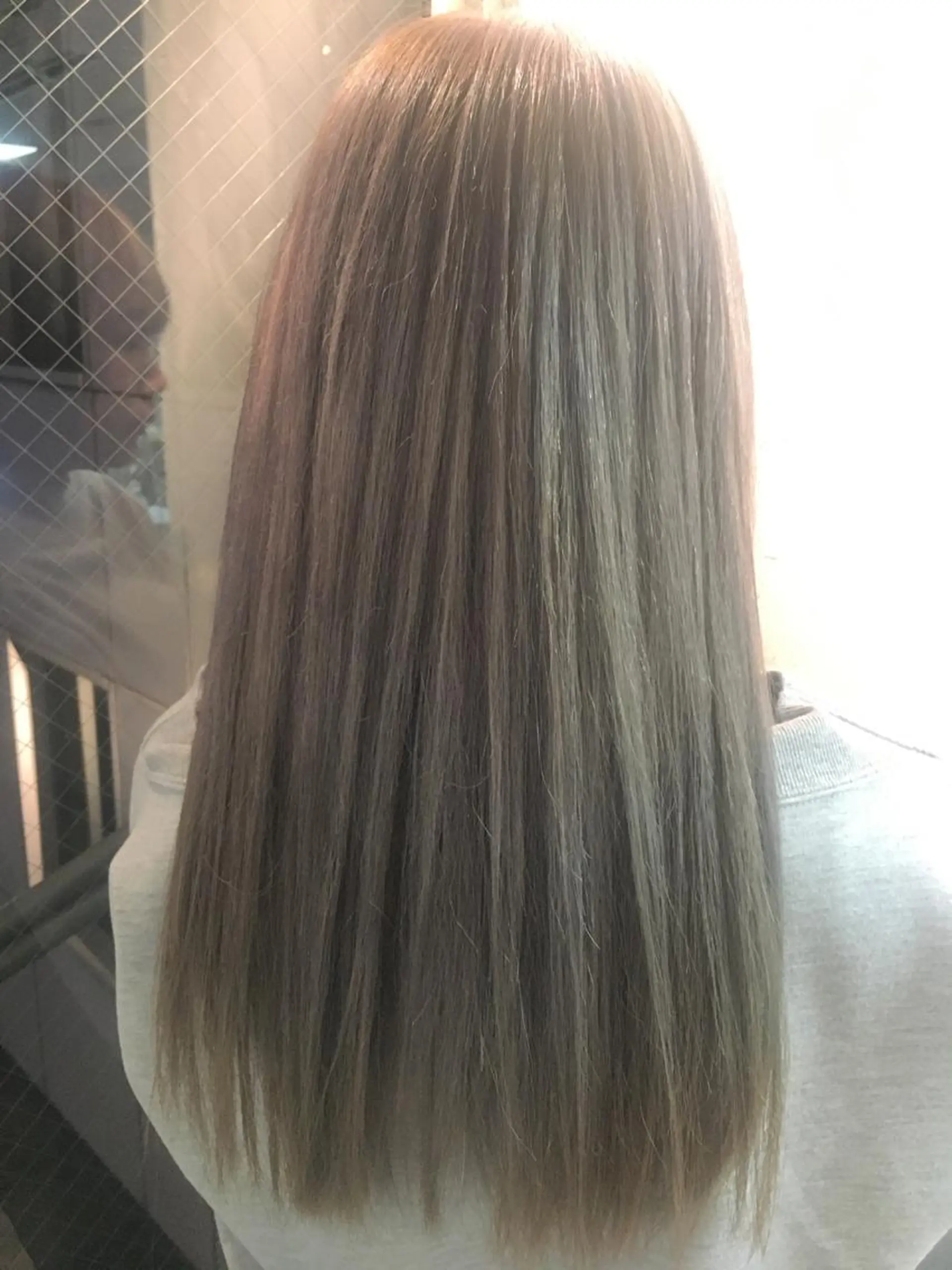 ロング カラー ヘアアレンジ ブリーチ シルバー 推し活専用 【派手髪】飯野ゆかりのヘアスタイル