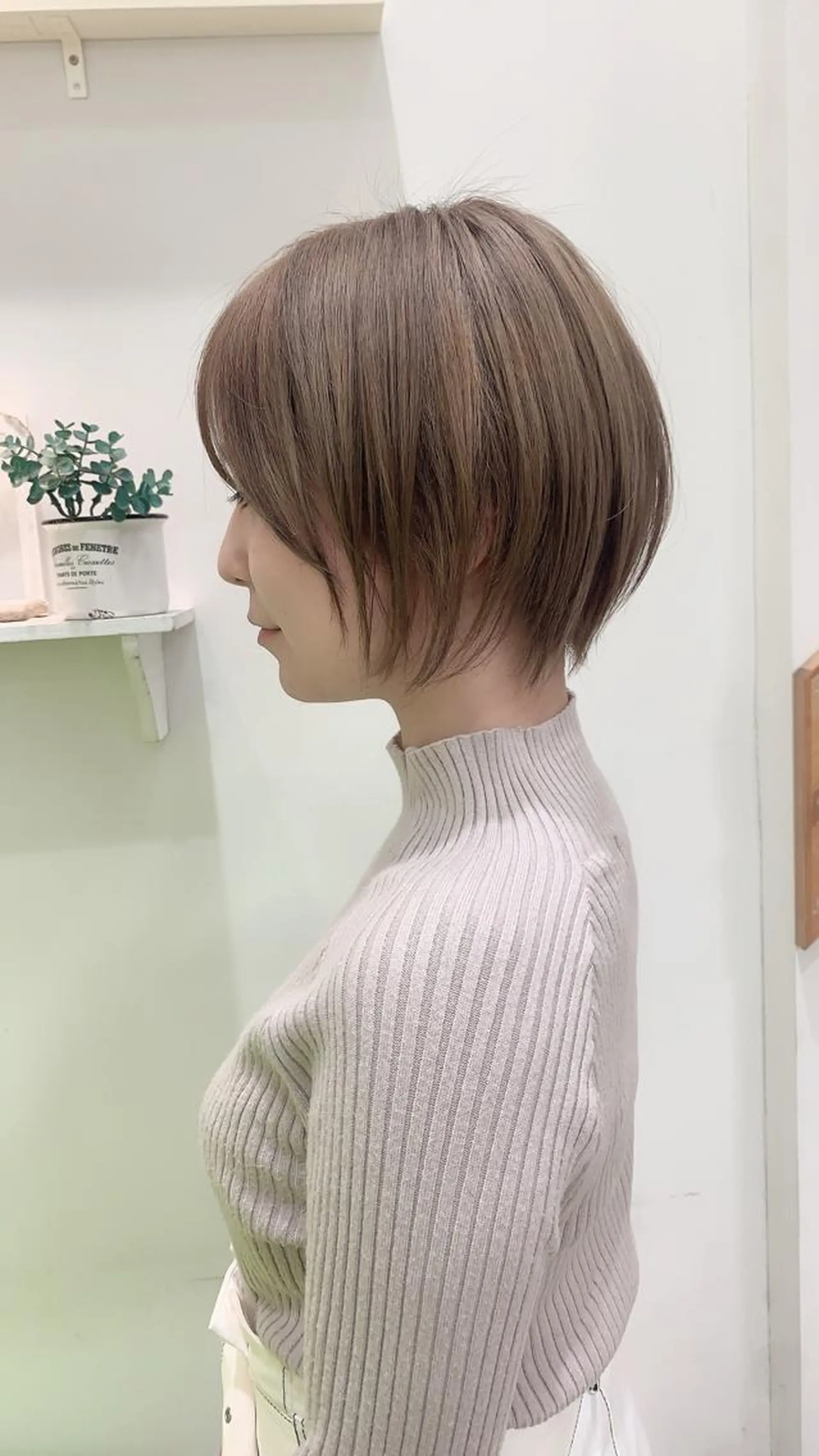 ショート カラー ベージュカラー ブリーチ ミルクティーベージュ ヘアアレンジ にいた　かづしげのヘアスタイル