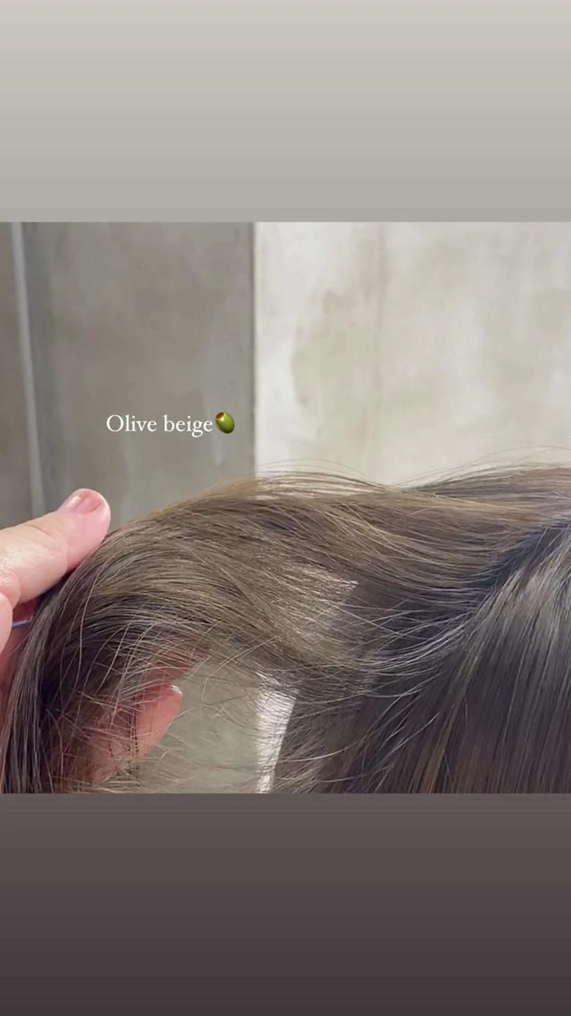 ミディアム 茜璃/ブリーチカラー /レイヤーカットのヘアスタイル