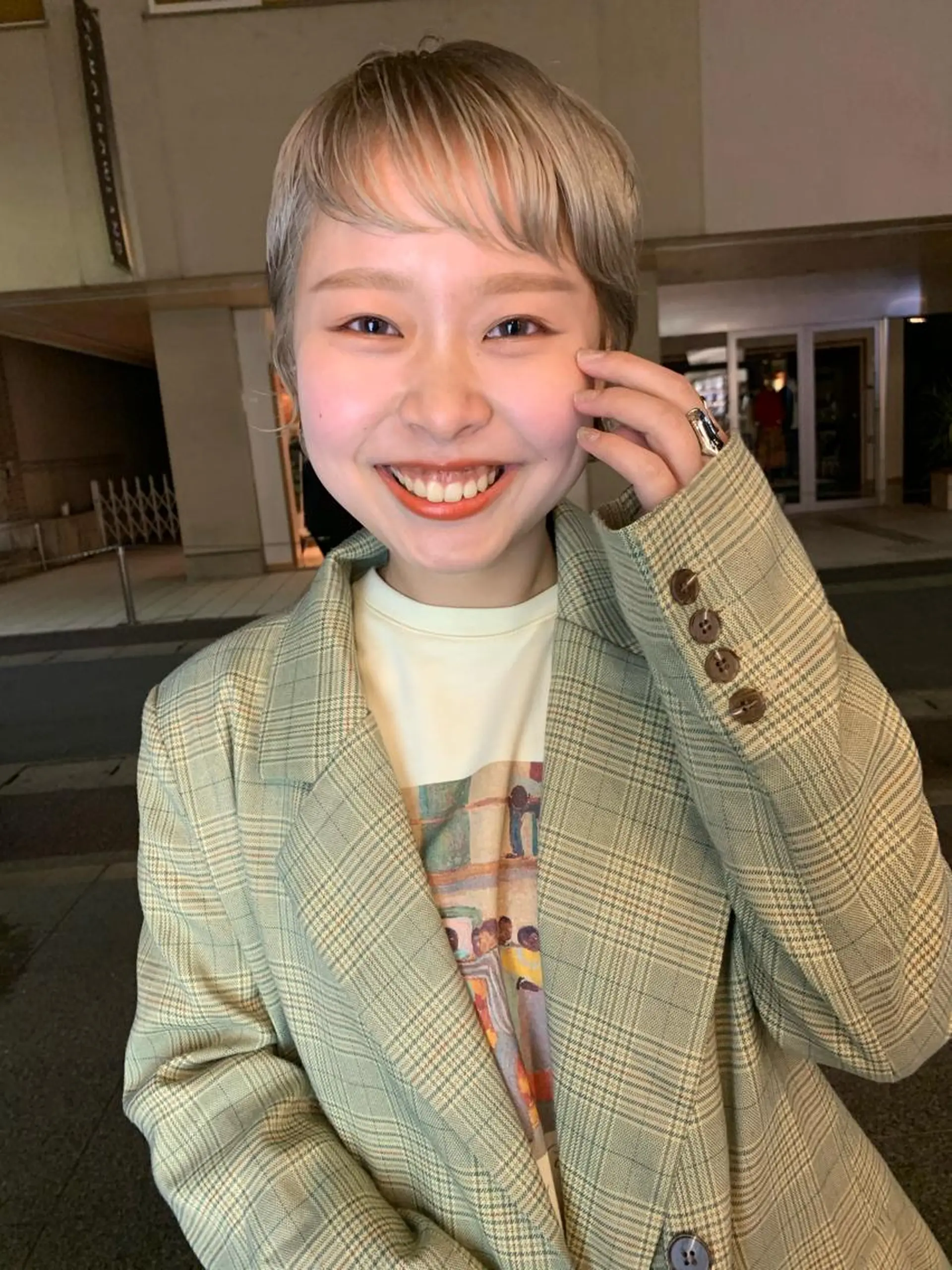 ショート カラー ベージュカラー ダブルカラー ミルクティーベージュ 圧倒的デザイン力 店長🎨RENAのヘアスタイル