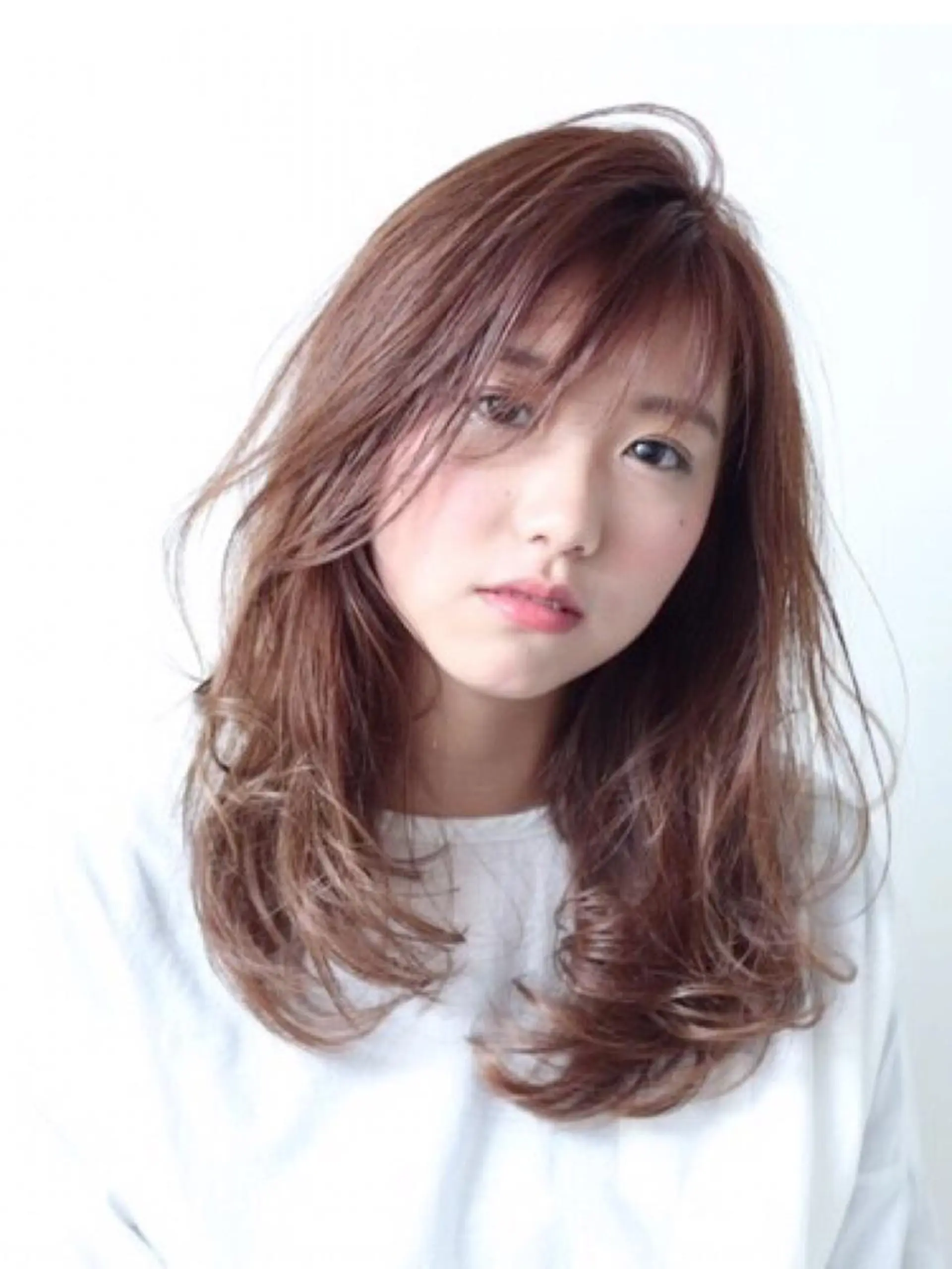 ミディアム カラー ベージュカラー ブリーチカラー 美髪矯正takaraのヘアスタイル