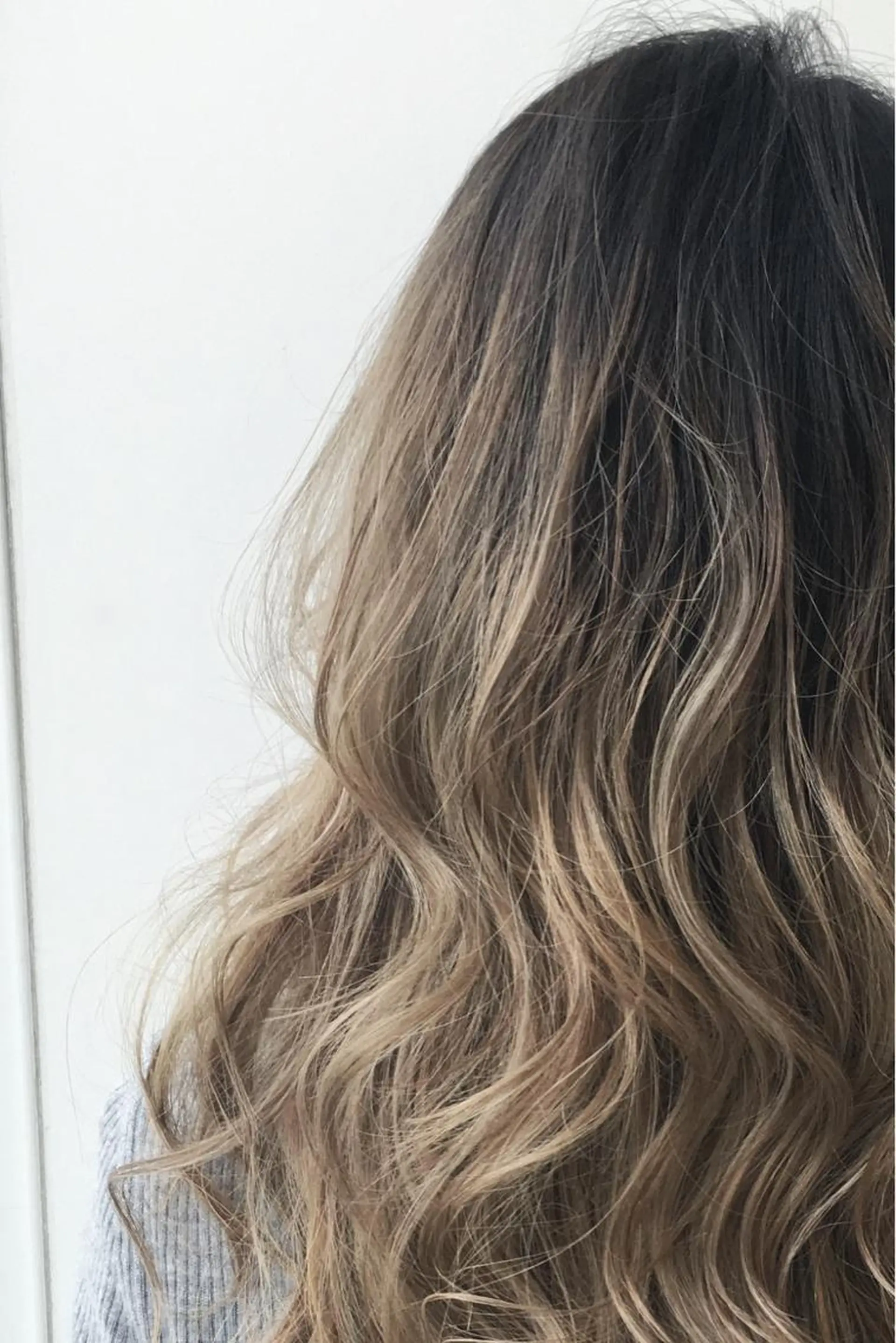 セミロング カラー アッシュ バレイヤージュ ベージュカラー ブリーチ レイヤーカット 中山 天地のヘアスタイル