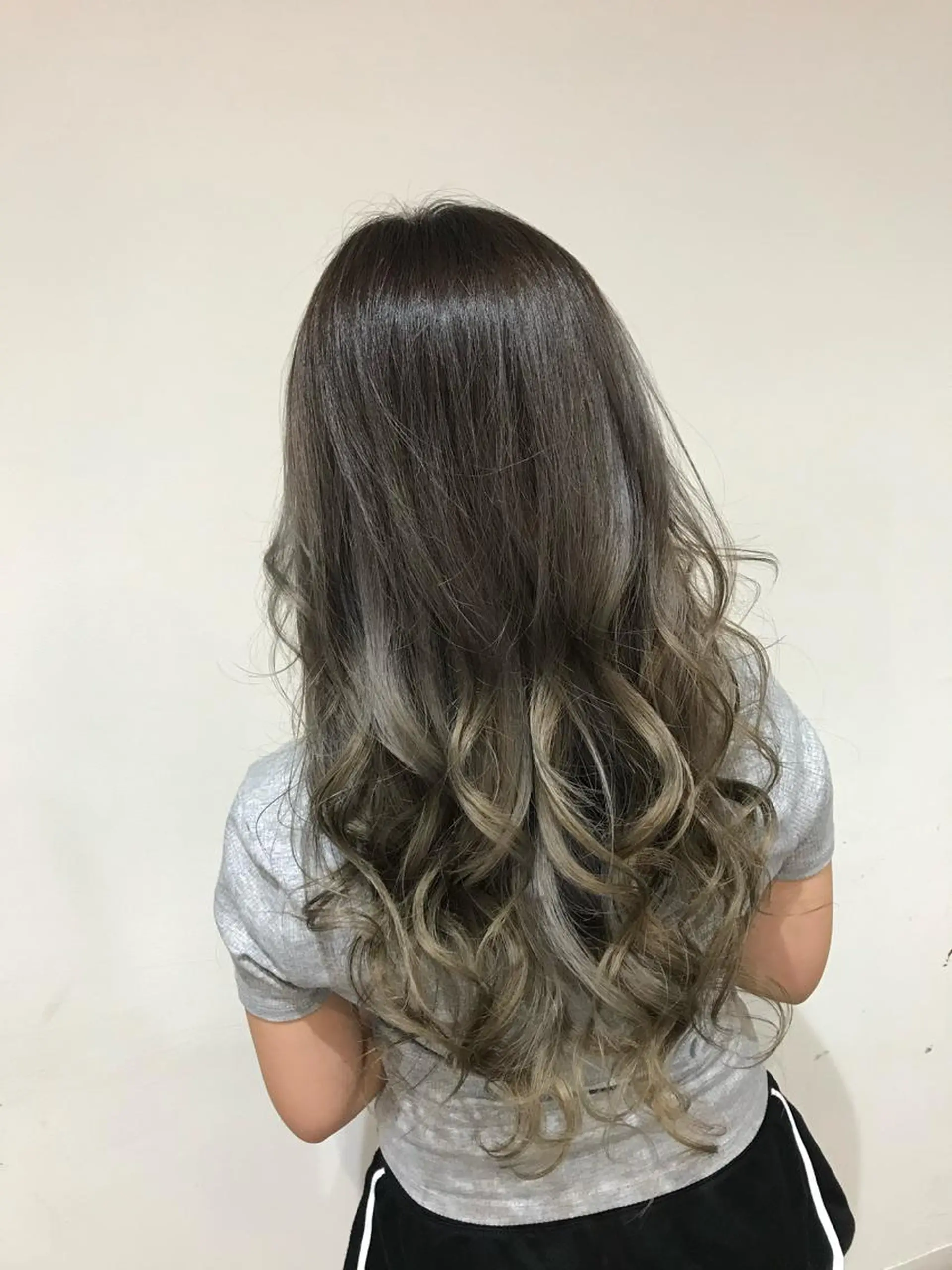 ミディアム カラー アッシュ アッシュグレー アッシュグレージュ バレイヤージュ ベージュカラー AMI Hair  supply所属・髪質改善カラー韓国風 レイヤーtudaのヘアスタイル