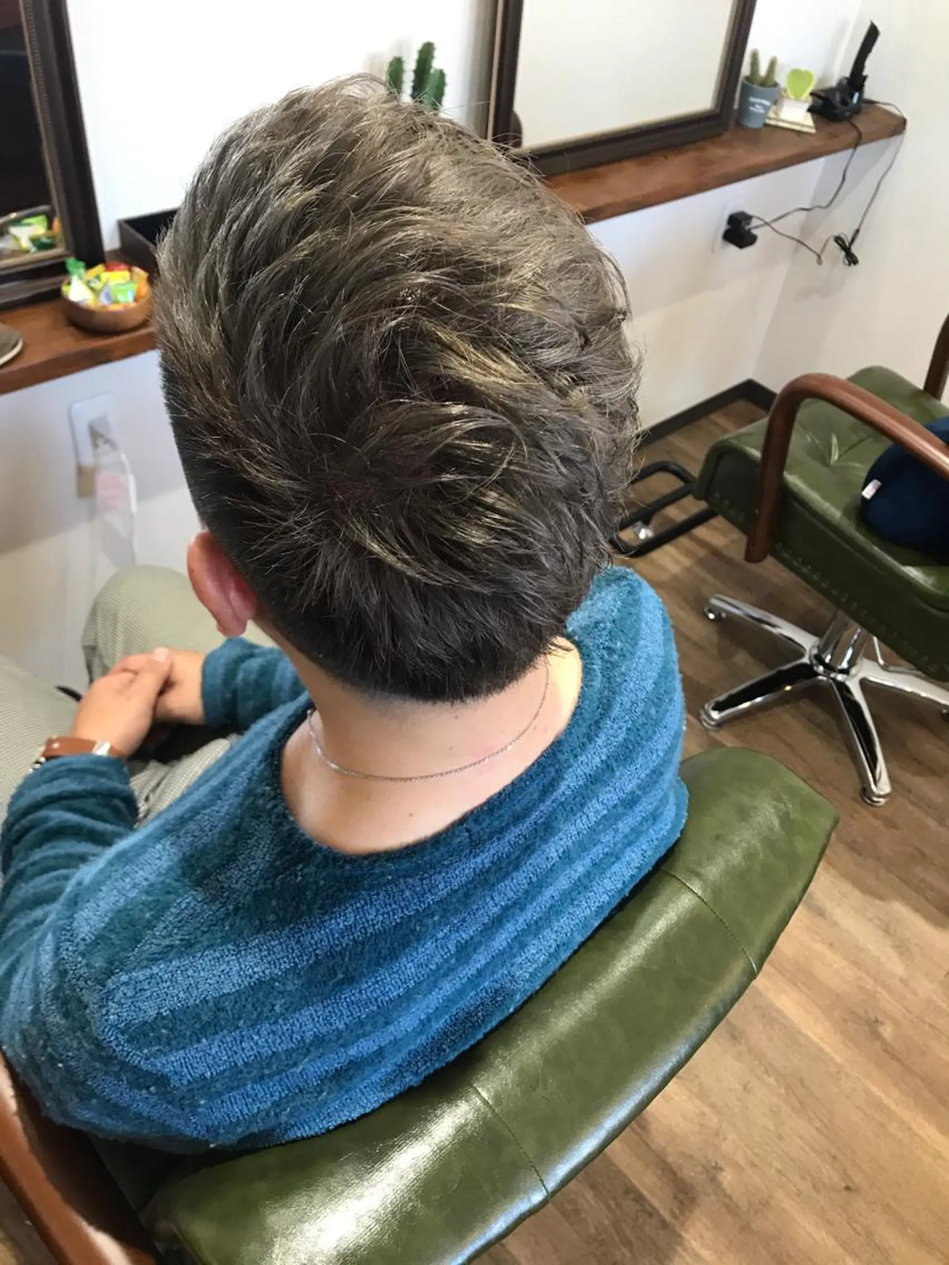 ショート カラー メンズ グレージュ オリーブグレージュ オリーブグレー カット ヘアカラー トリートメント Rug Relief 吉田のヘアスタイル