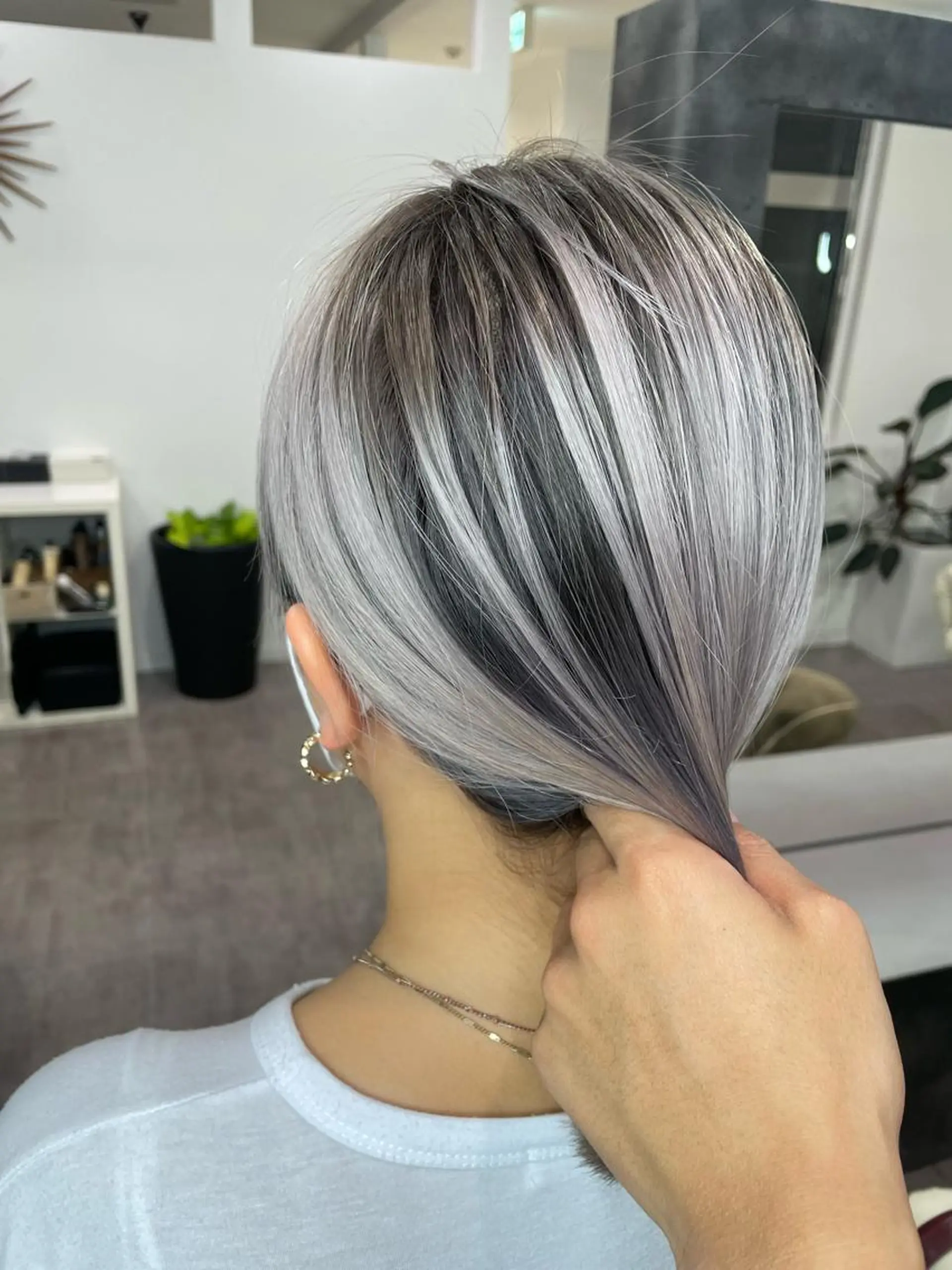 セミロング カラー ブリーチ シルバー トリートメント Merlyosaka 早川未来のヘアスタイル