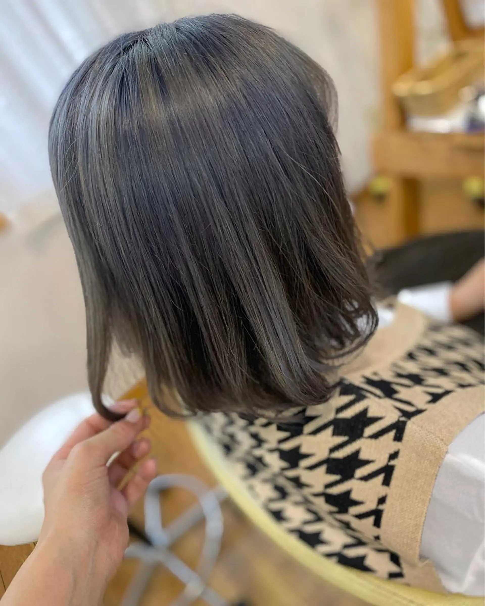 ミディアム カラー グレージュ アイスグレージュ カット ヘアカラー トリートメント 荒木 ひろかのヘアスタイル