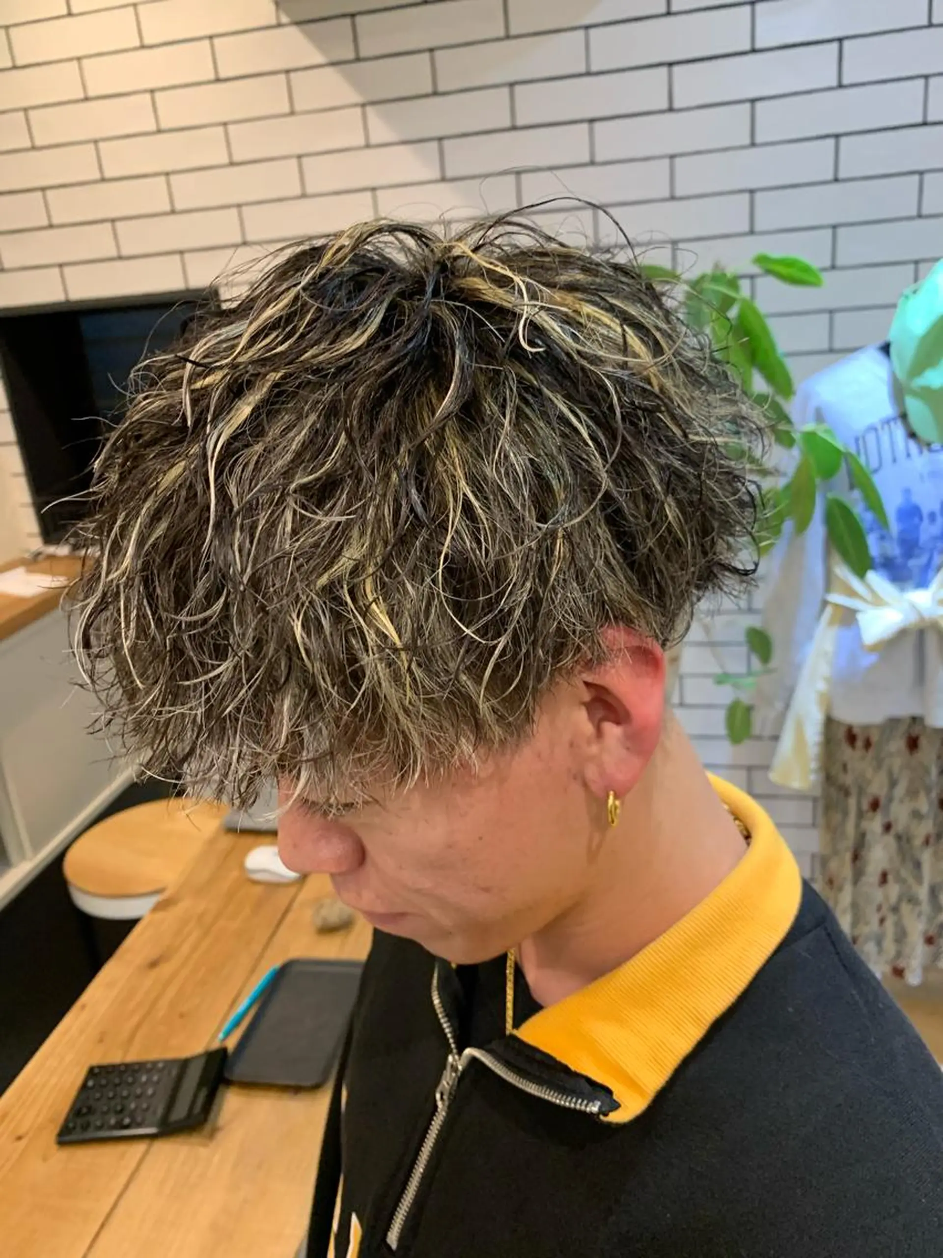 ミディアム パーマ メンズ メンズハイライト 波巻きパーマ ハイライト Hair Design Room  SHEEFT所属・【豊橋】似合せカット SHEEFTタイガのヘアスタイル