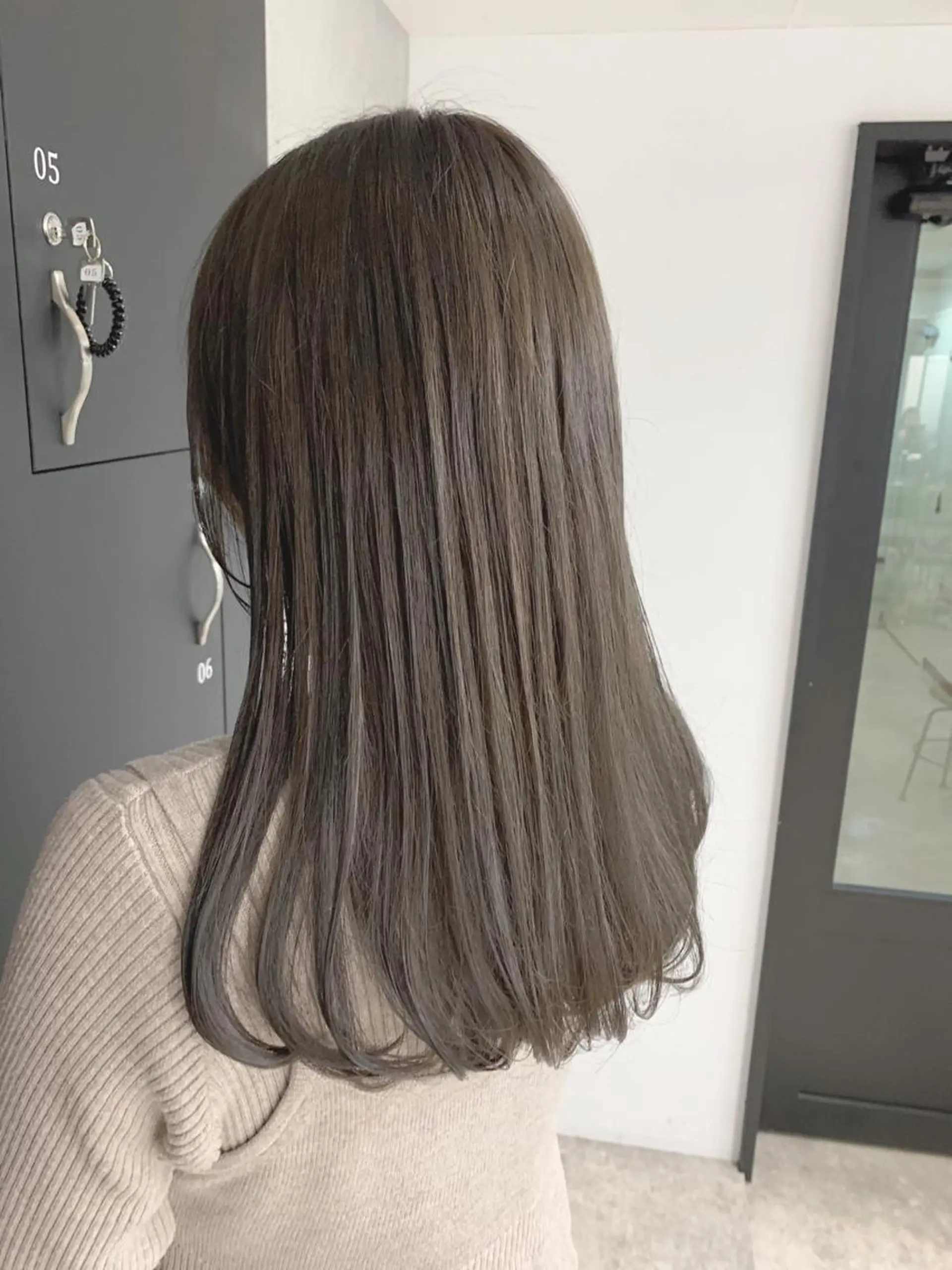 セミロング カラー アディクシーカラー アッシュ アッシュグレー バレイヤージュ ベージュカラー 前髪顔周りカット 沼田　拓斗のヘアスタイル