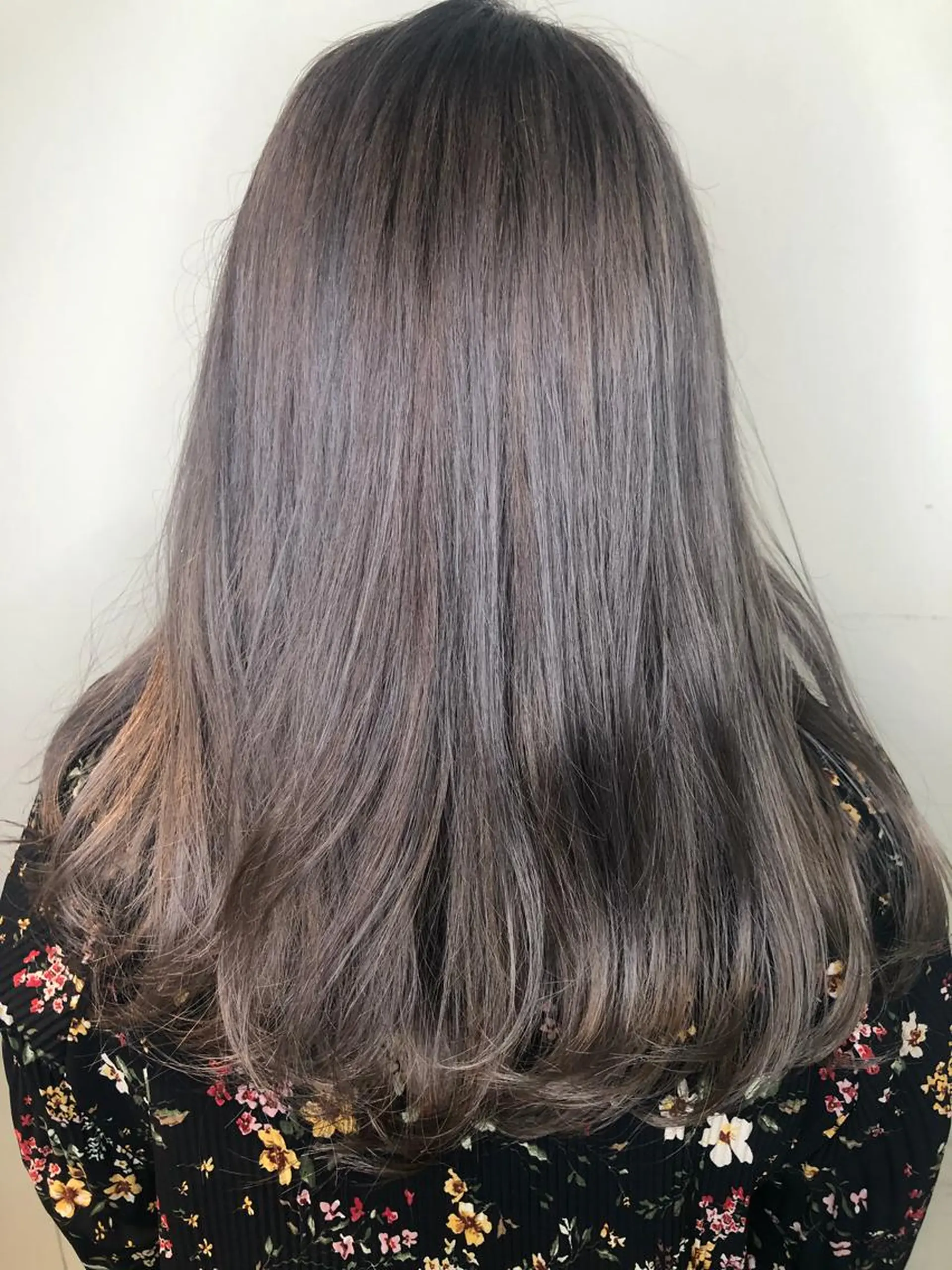 セミロング カラー グレージュ パープルカラー パープルグレージュ 西本 夏美のヘアスタイル