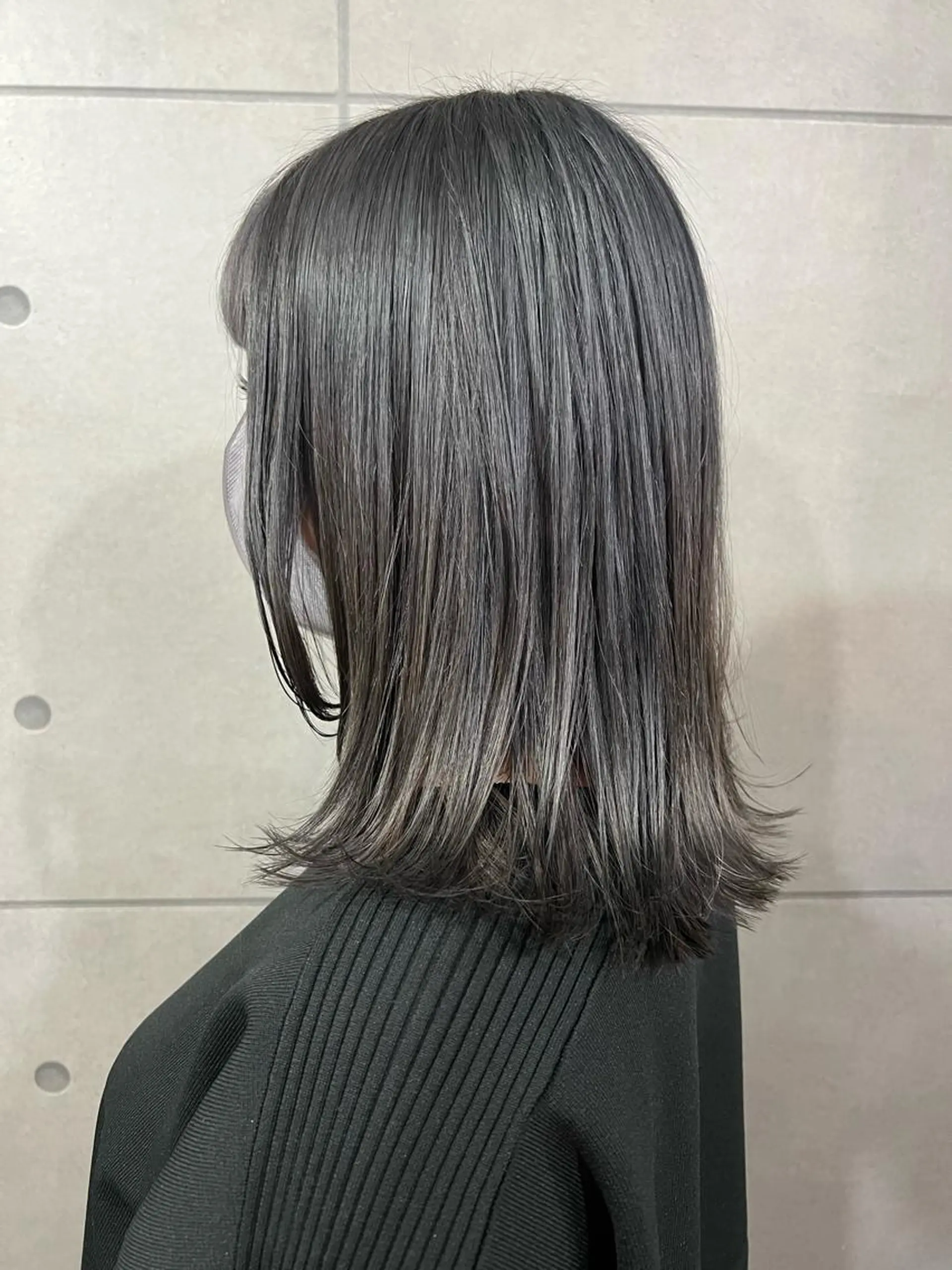 ミディアム カラー ヘアアレンジ ブリーチ シルバー 暗髪カラー🫐パーマ おくだりんかのヘアスタイル