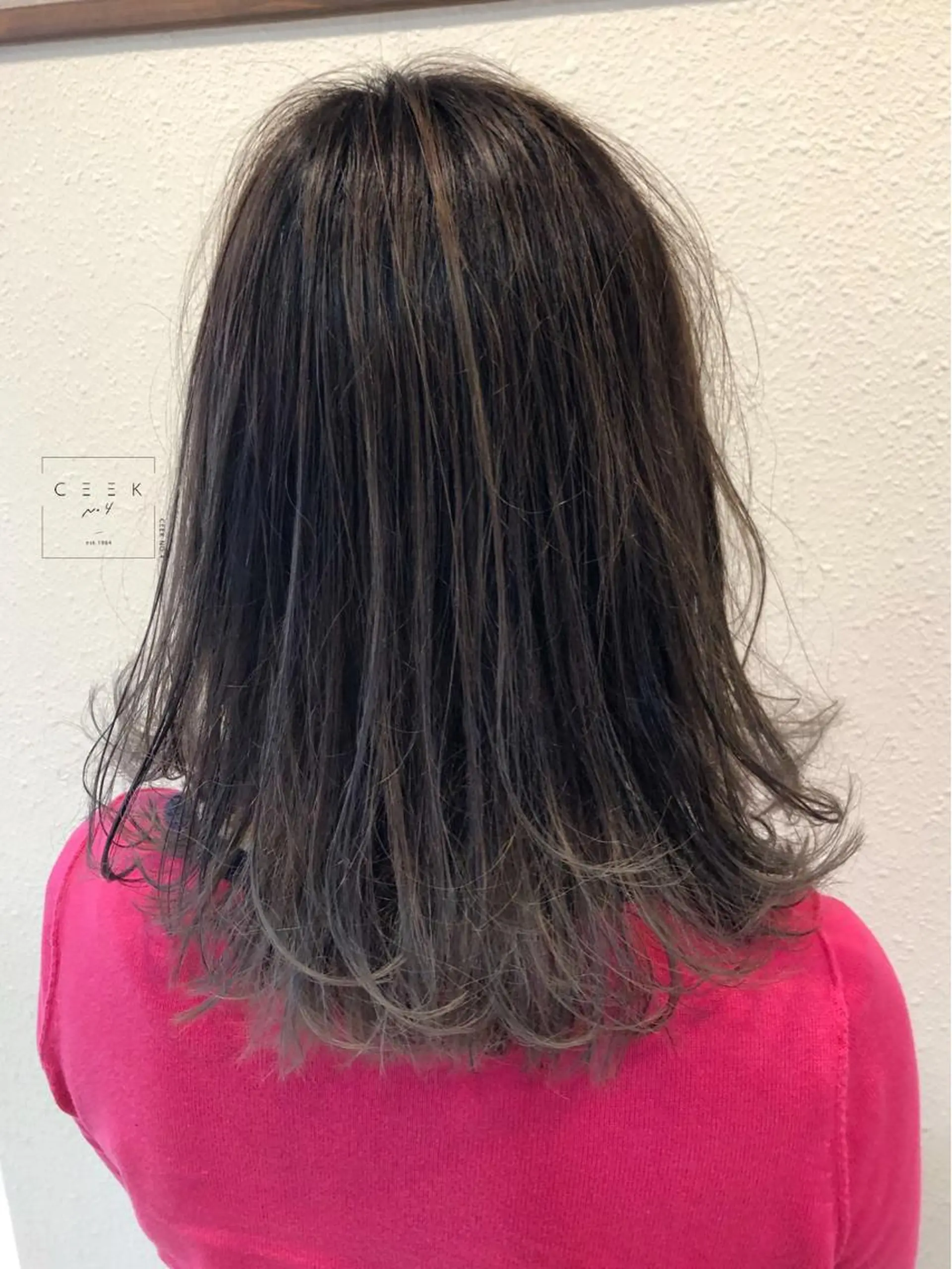 ロング カラー グラデーションカラー グレージュ 中川 茜里のヘアスタイル