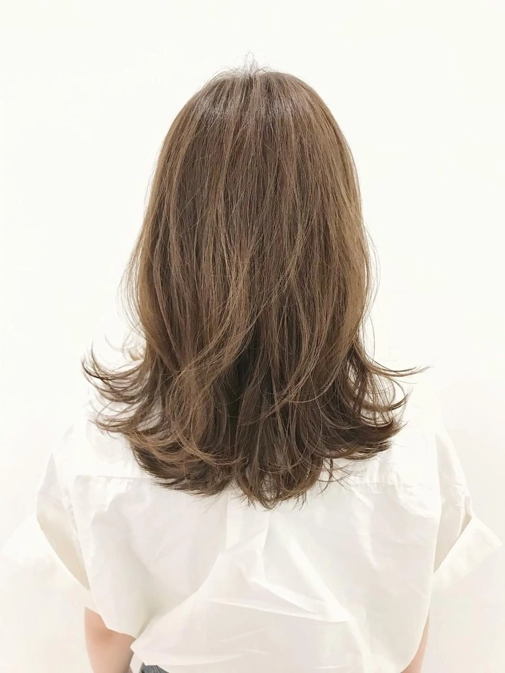 ミディアム カラー パーマ バレイヤージュ ブルーカラー ブルージュ グラデーションカラー ハイライトカラー カット ヘアカラー 磧本 祐里恵のヘアスタイル